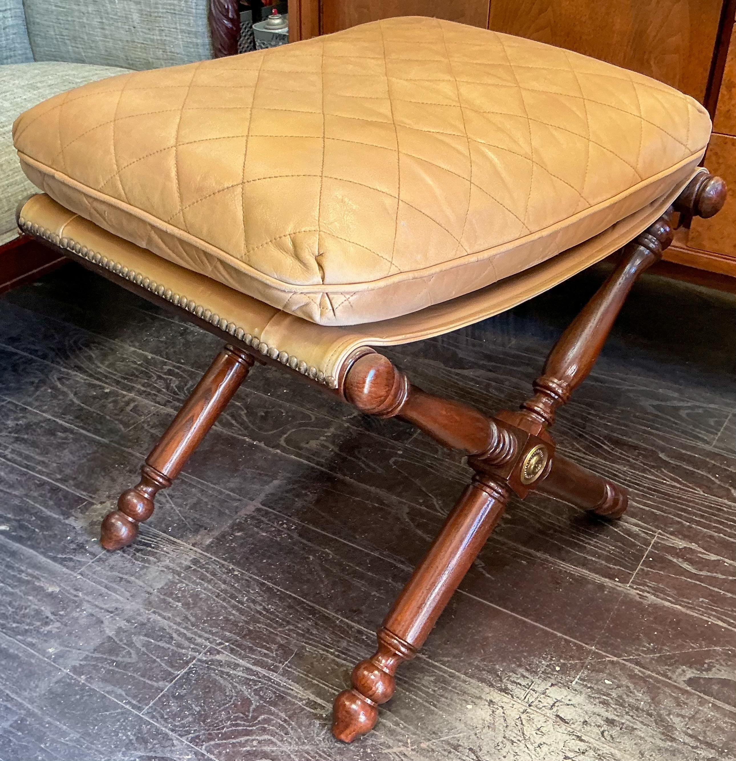 Campaigner / Ottomans en cuir camel Lilian August de style néo-classique - Paire Bon état - En vente à Kennesaw, GA