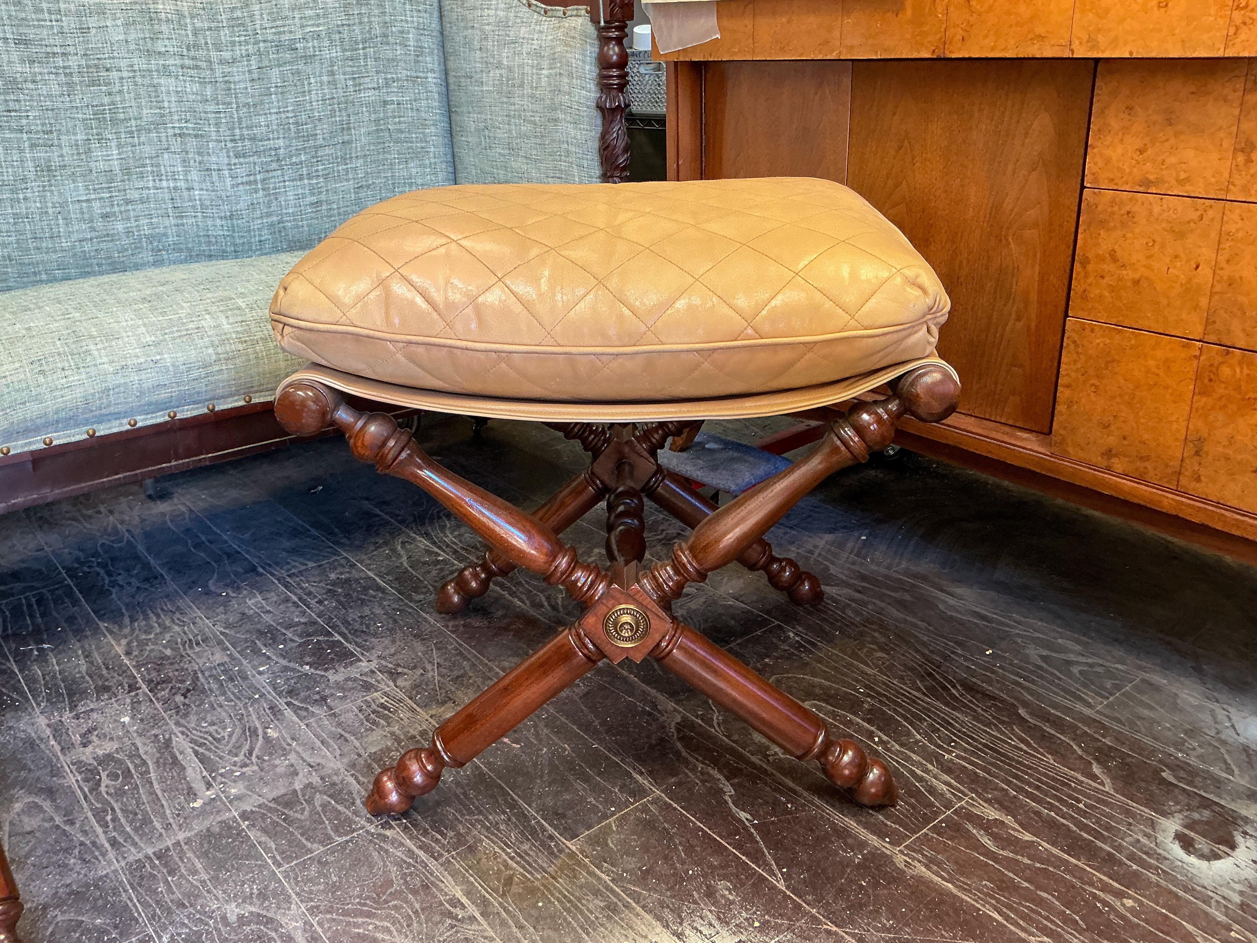 20ième siècle Campaigner / Ottomans en cuir camel Lilian August de style néo-classique - Paire en vente