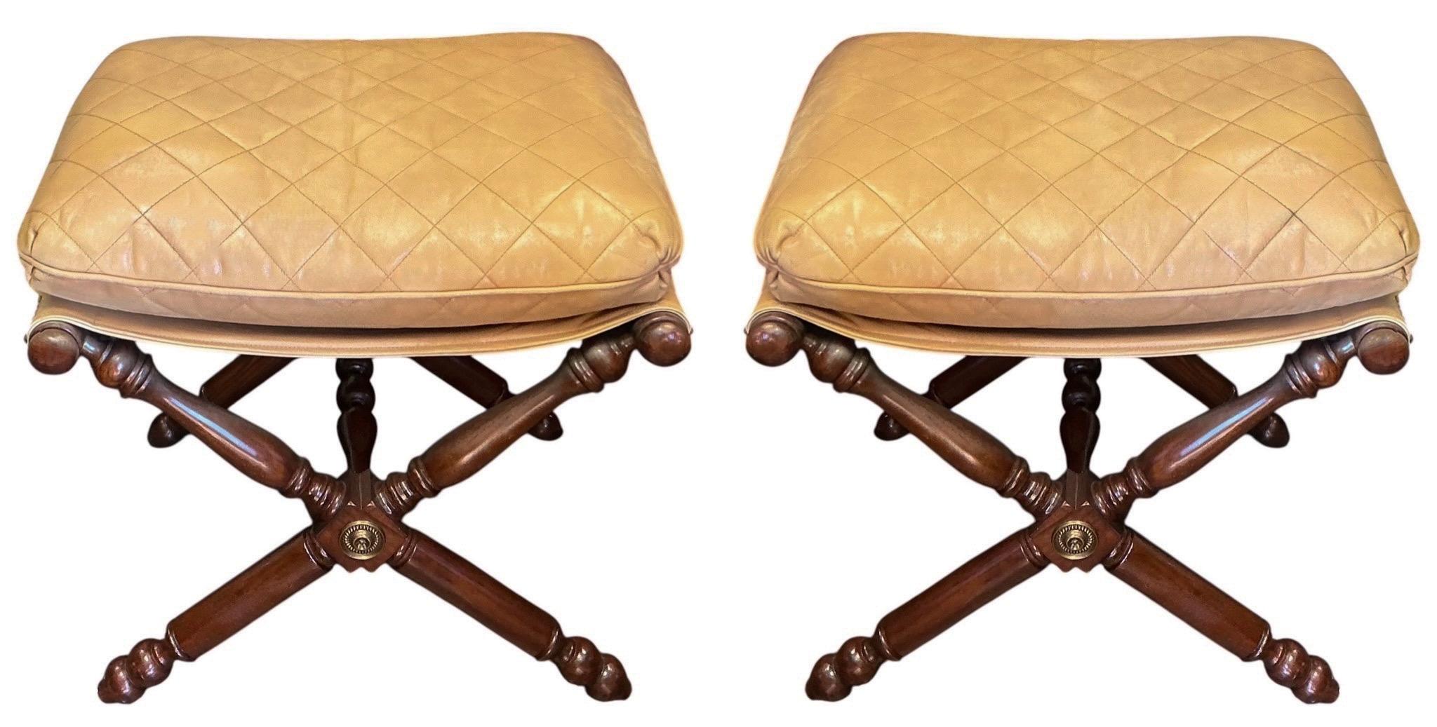 Cuir Campaigner / Ottomans en cuir camel Lilian August de style néo-classique - Paire en vente