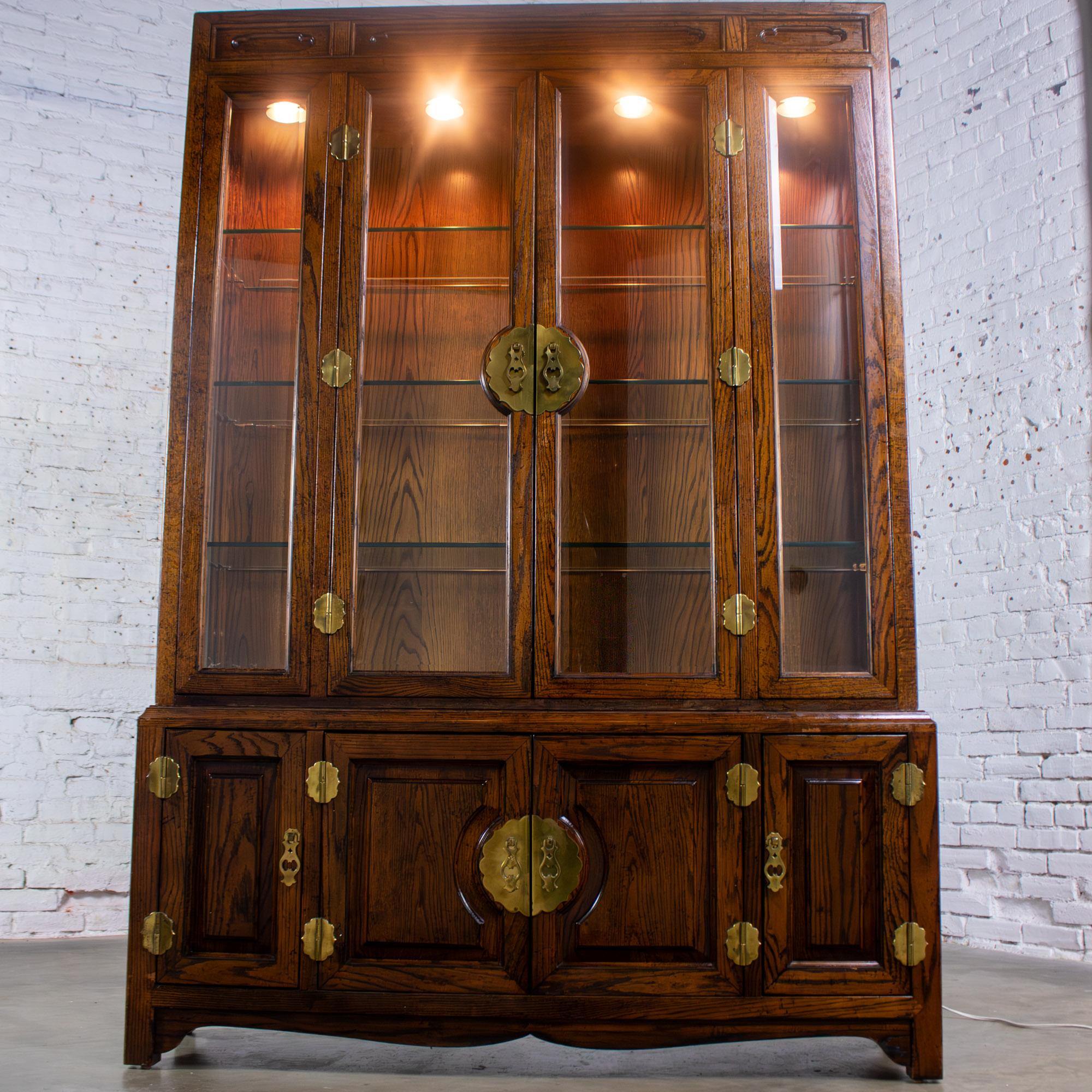 Portavivande illuminato in stile Campaigner o Chinoiserie di Bernhardt in Oak Oak scuro e Ottone in vendita 5