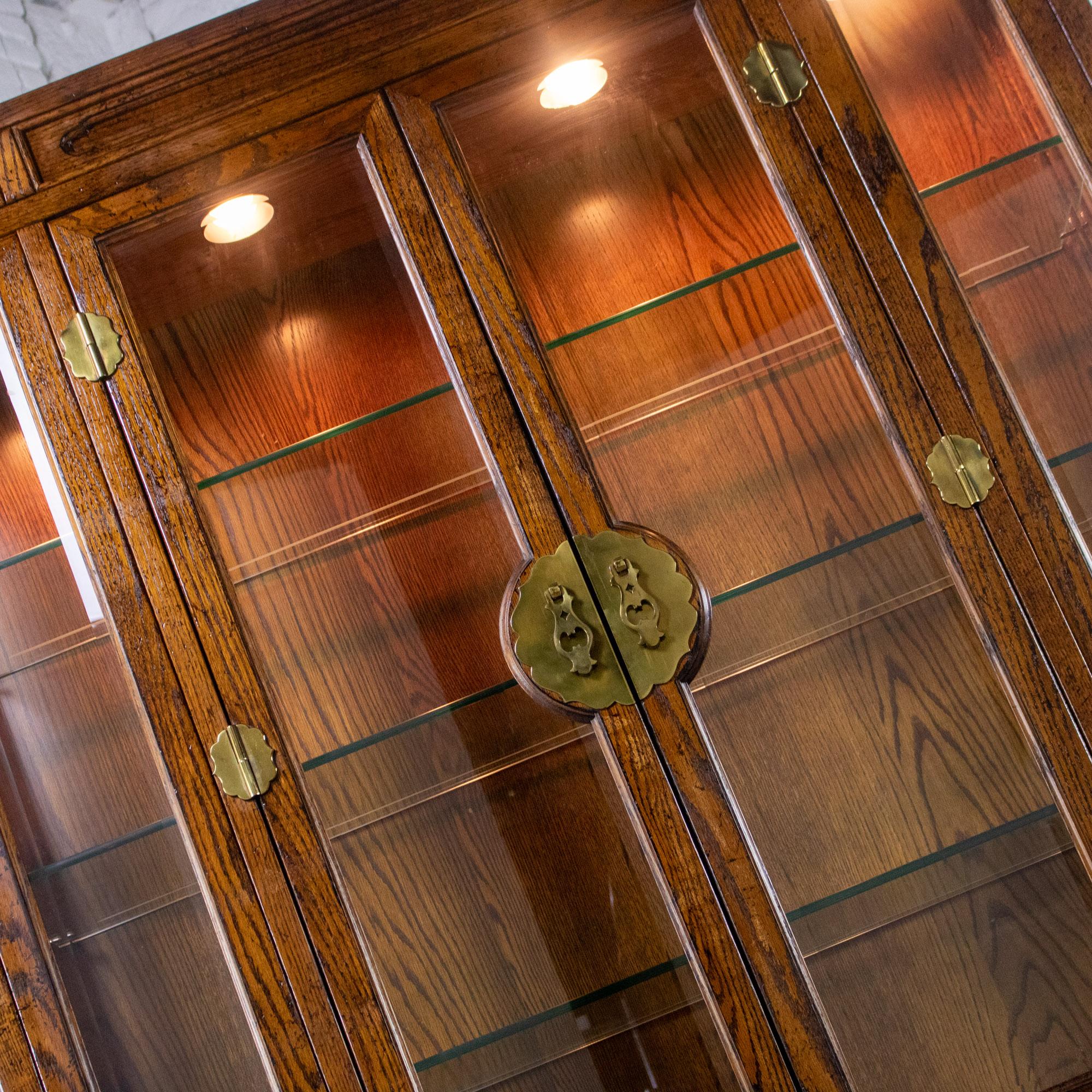 Portavivande illuminato in stile Campaigner o Chinoiserie di Bernhardt in Oak Oak scuro e Ottone in vendita 6