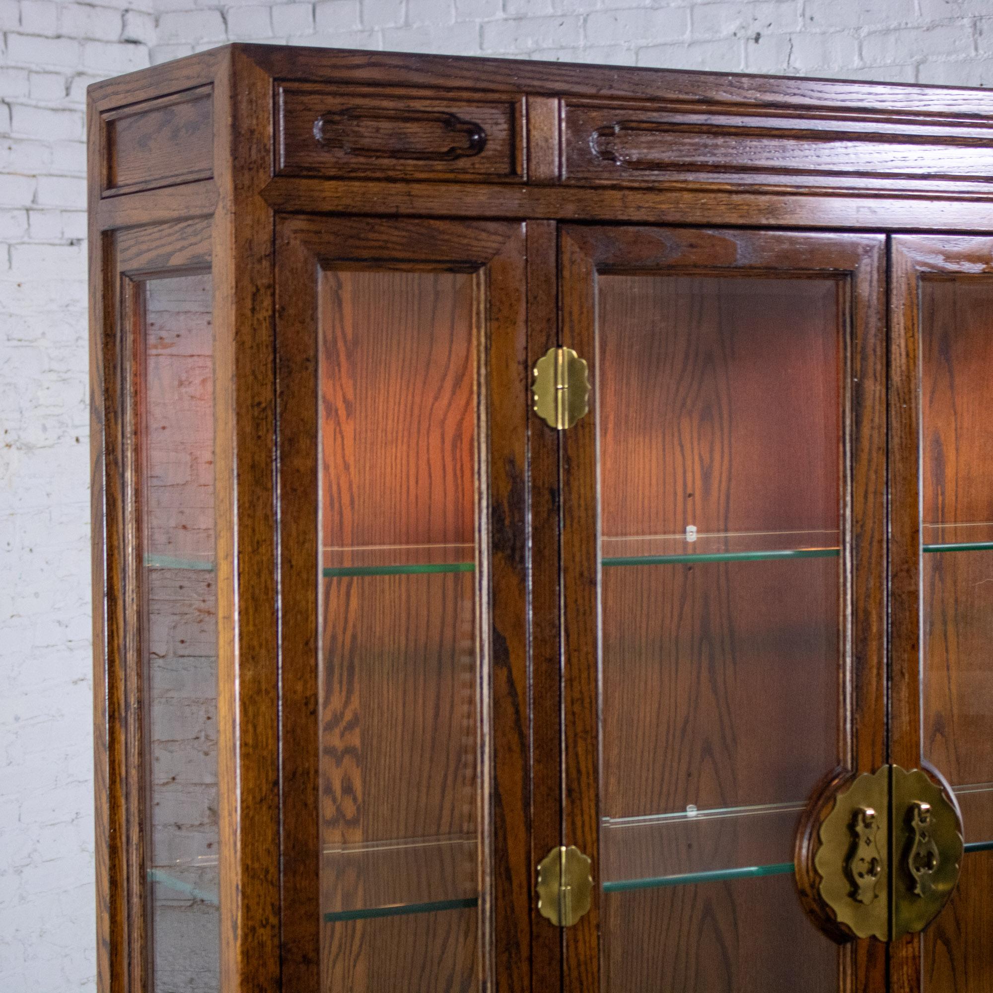 Portavivande illuminato in stile Campaigner o Chinoiserie di Bernhardt in Oak Oak scuro e Ottone in vendita 7