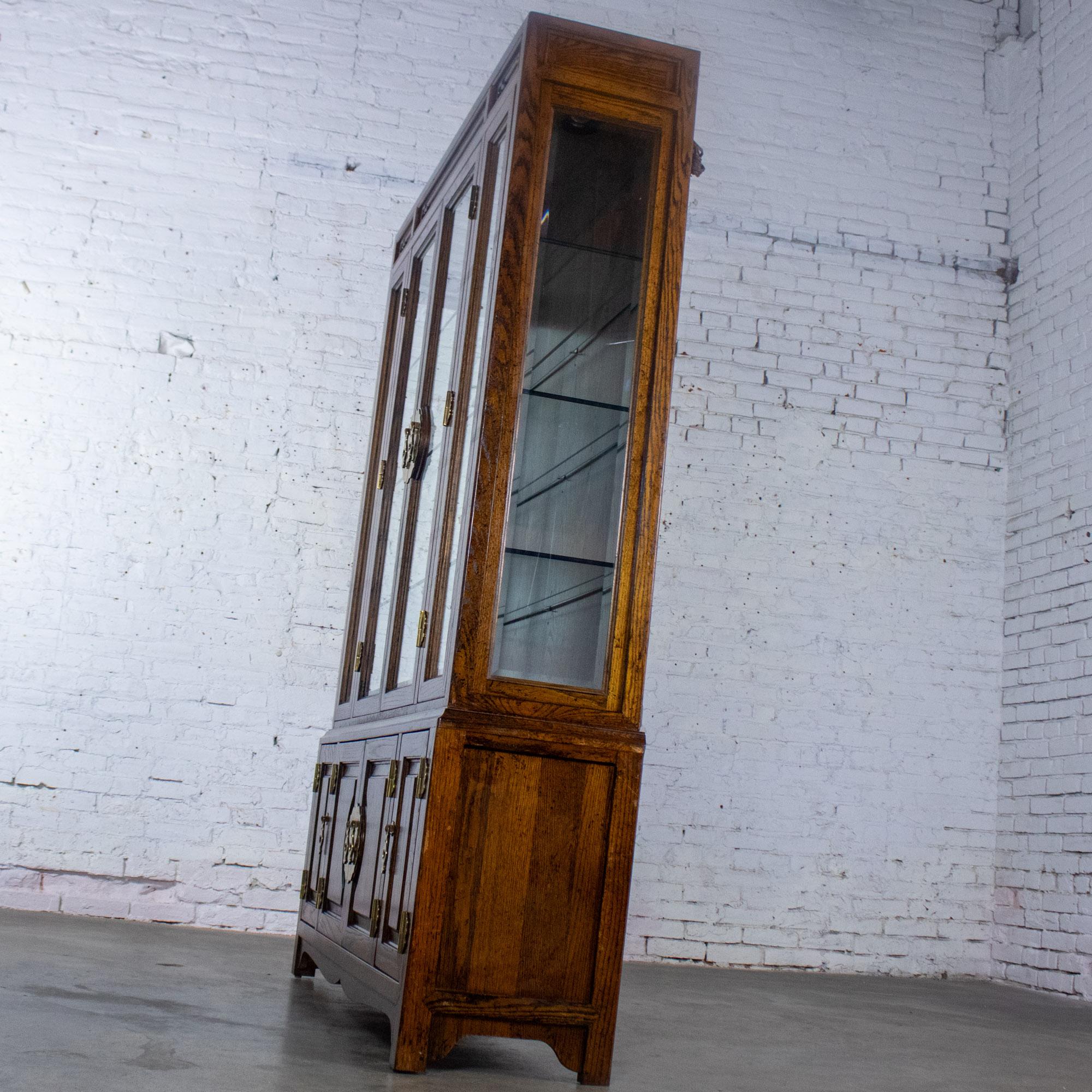 Portavivande illuminato in stile Campaigner o Chinoiserie di Bernhardt in Oak Oak scuro e Ottone in vendita 9