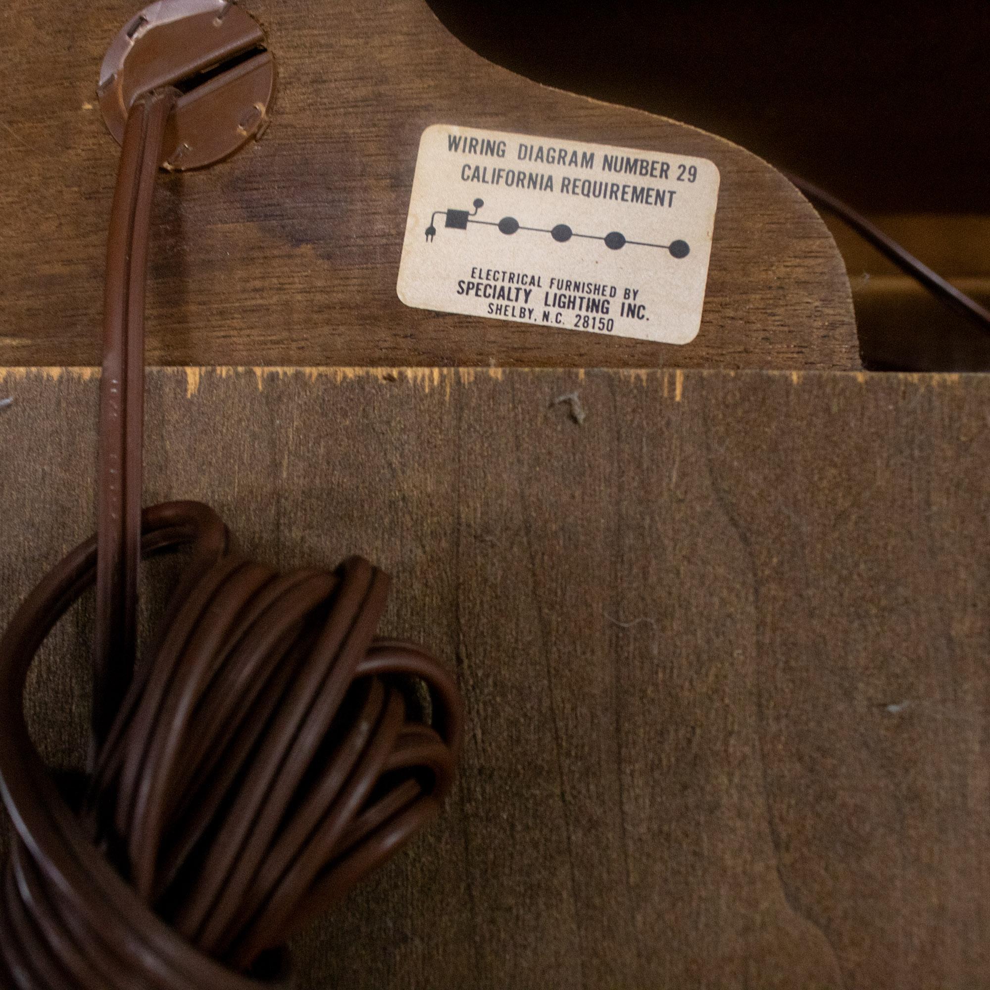 Portavivande illuminato in stile Campaigner o Chinoiserie di Bernhardt in Oak Oak scuro e Ottone in vendita 10