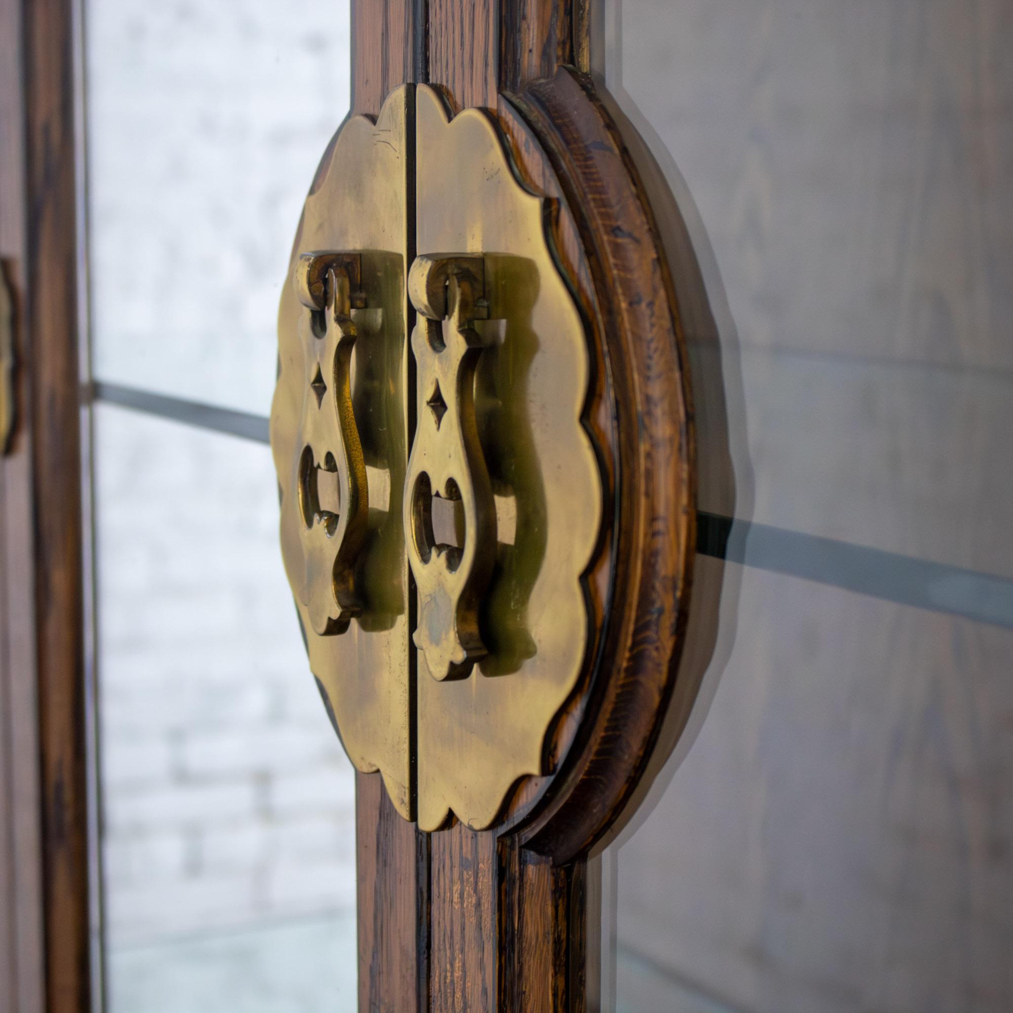 Portavivande illuminato in stile Campaigner o Chinoiserie di Bernhardt in Oak Oak scuro e Ottone in vendita 11