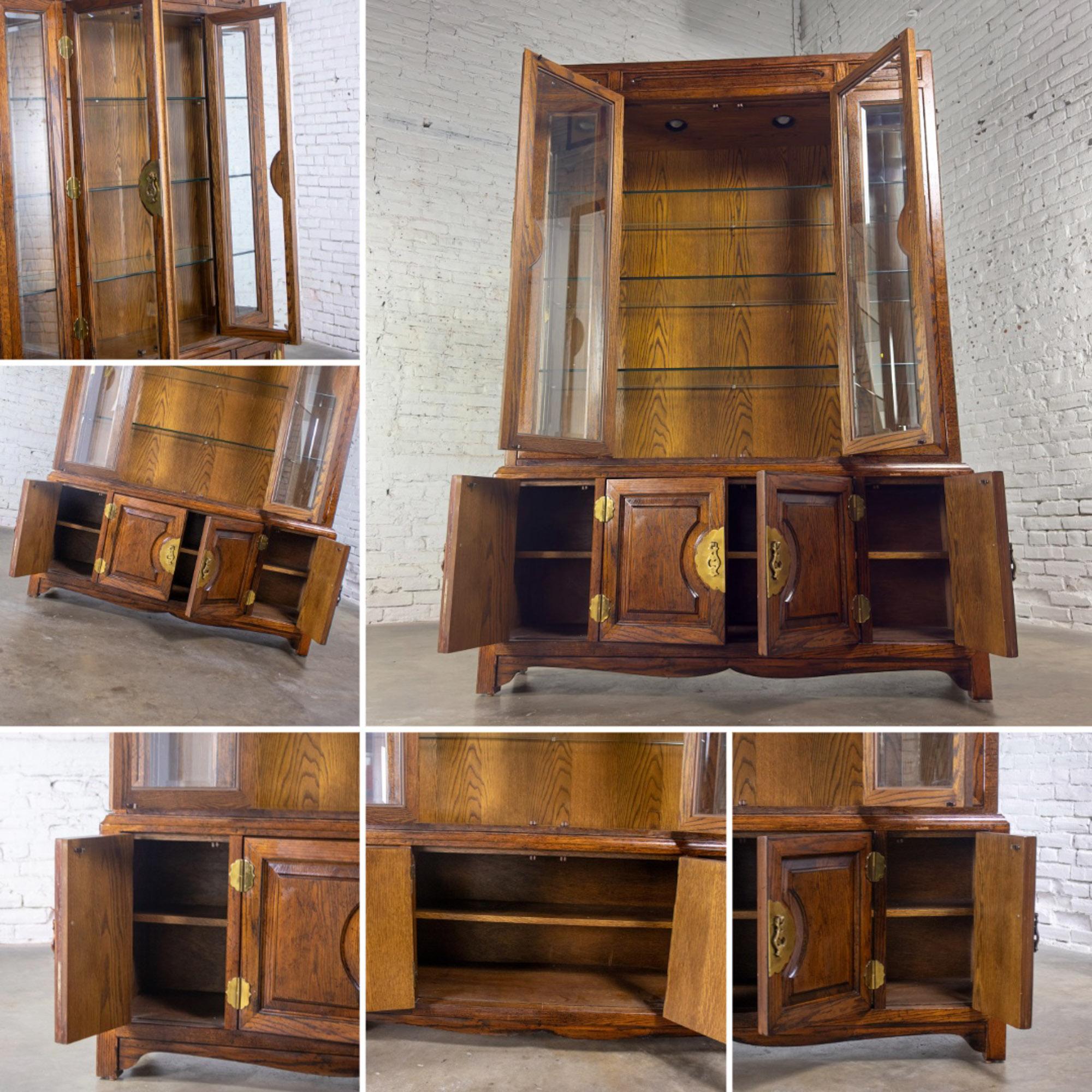 Portavivande illuminato in stile Campaigner o Chinoiserie di Bernhardt in Oak Oak scuro e Ottone in vendita 13