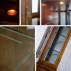 Huche à porcelaine éclairée de style Campaigner ou Chinoiserie par Bernhardt Chêne foncé et laiton