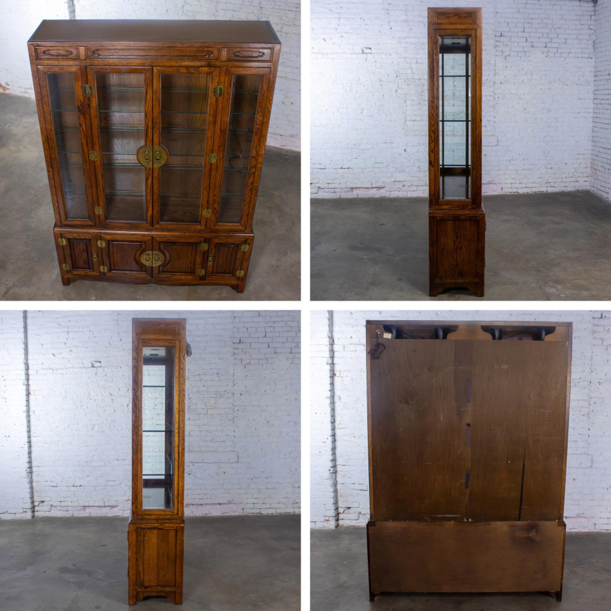 Portavivande illuminato in stile Campaigner o Chinoiserie di Bernhardt in Oak Oak scuro e Ottone in vendita 14