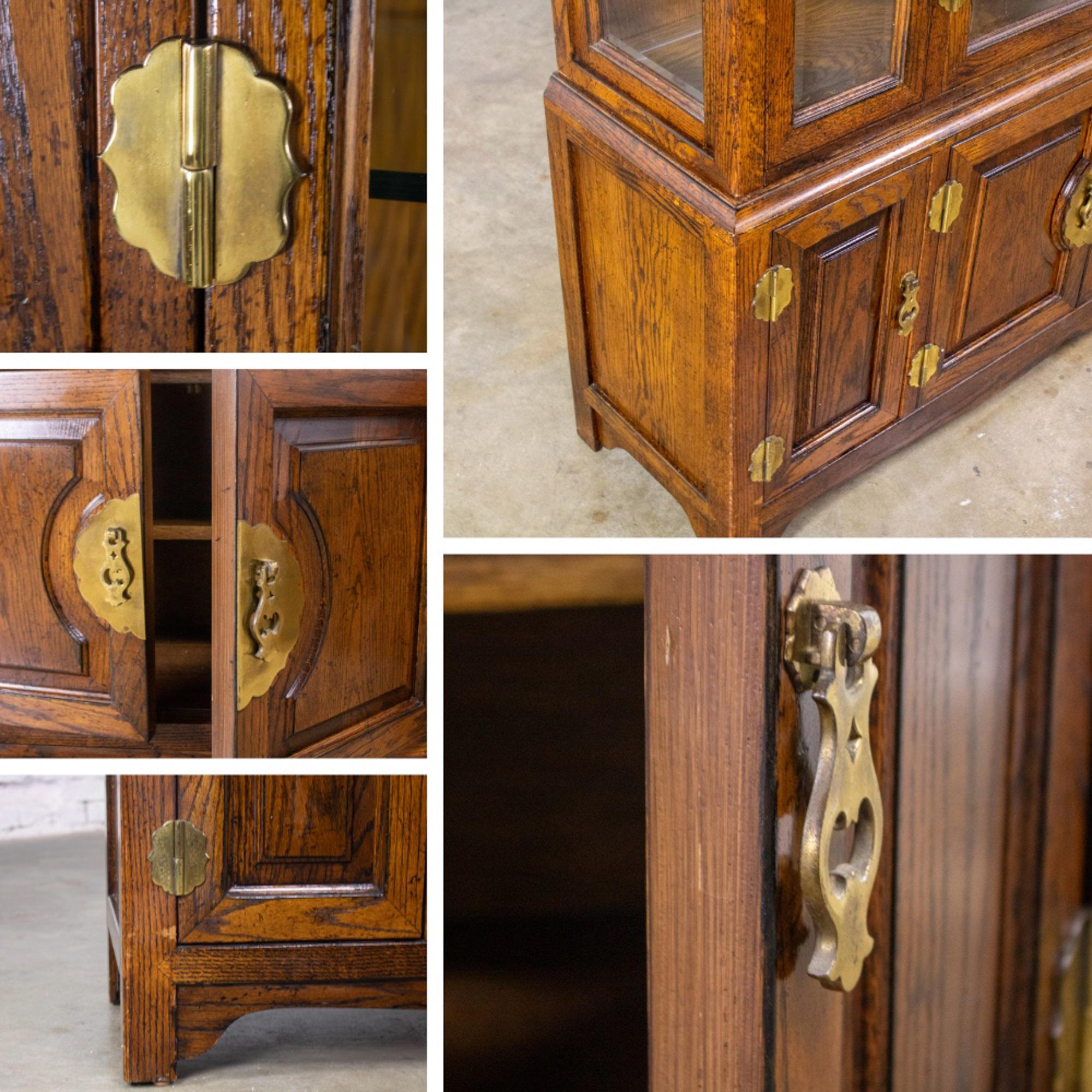 Stile Campaign Portavivande illuminato in stile Campaigner o Chinoiserie di Bernhardt in Oak Oak scuro e Ottone in vendita