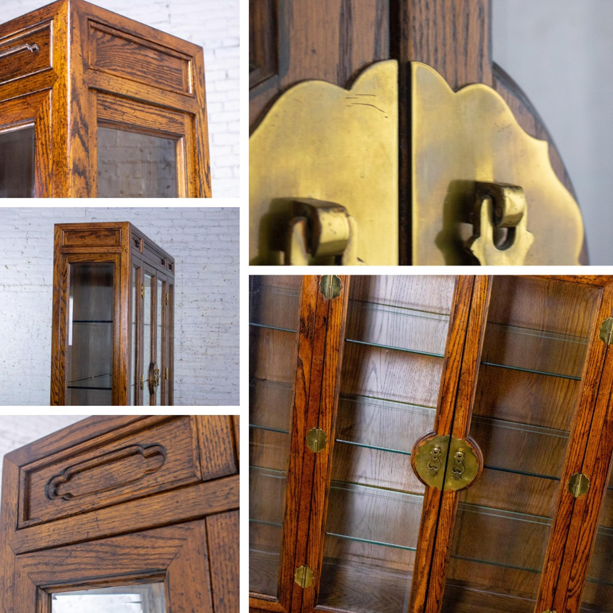 Americano Portavivande illuminato in stile Campaigner o Chinoiserie di Bernhardt in Oak Oak scuro e Ottone in vendita