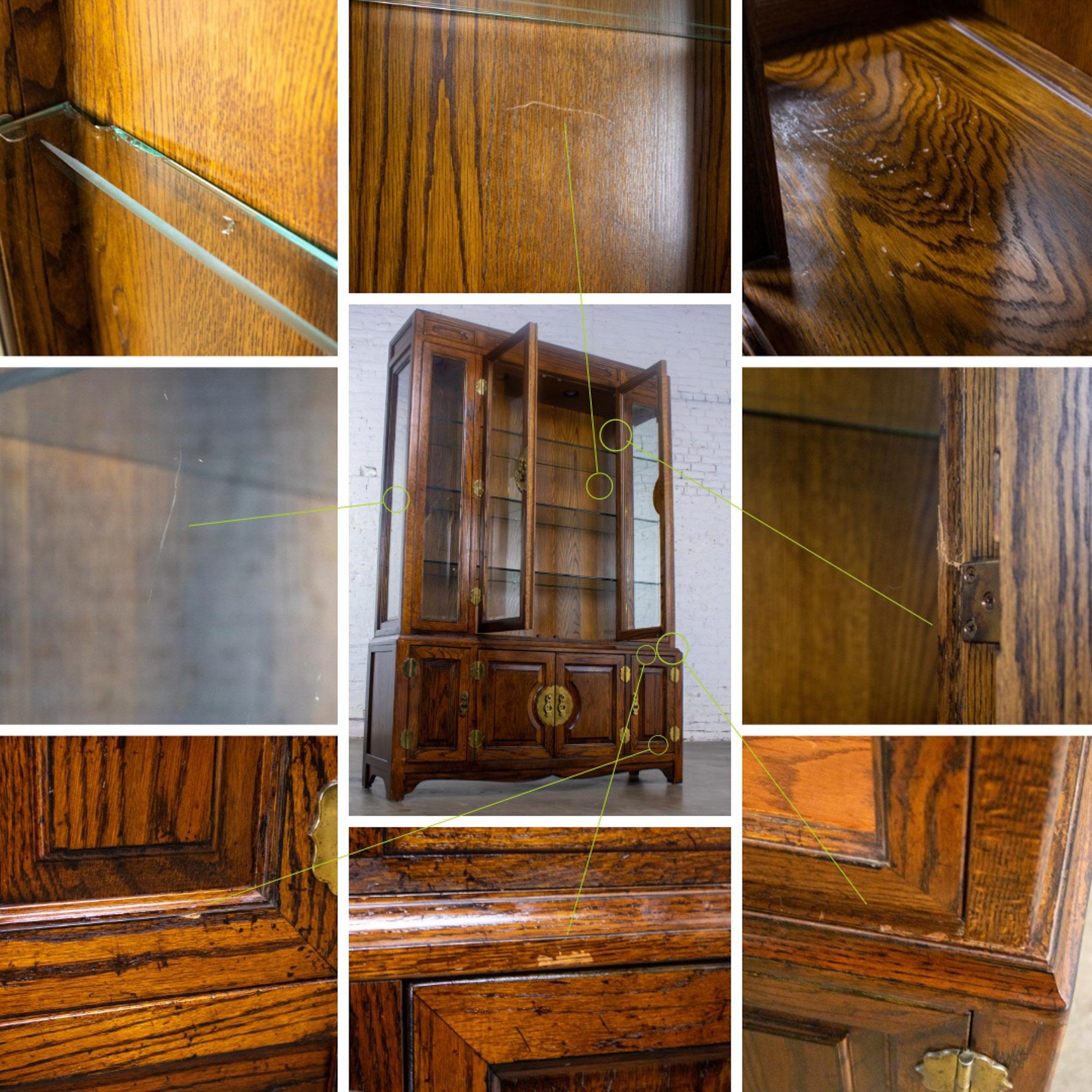 Portavivande illuminato in stile Campaigner o Chinoiserie di Bernhardt in Oak Oak scuro e Ottone In condizioni buone in vendita a Topeka, KS