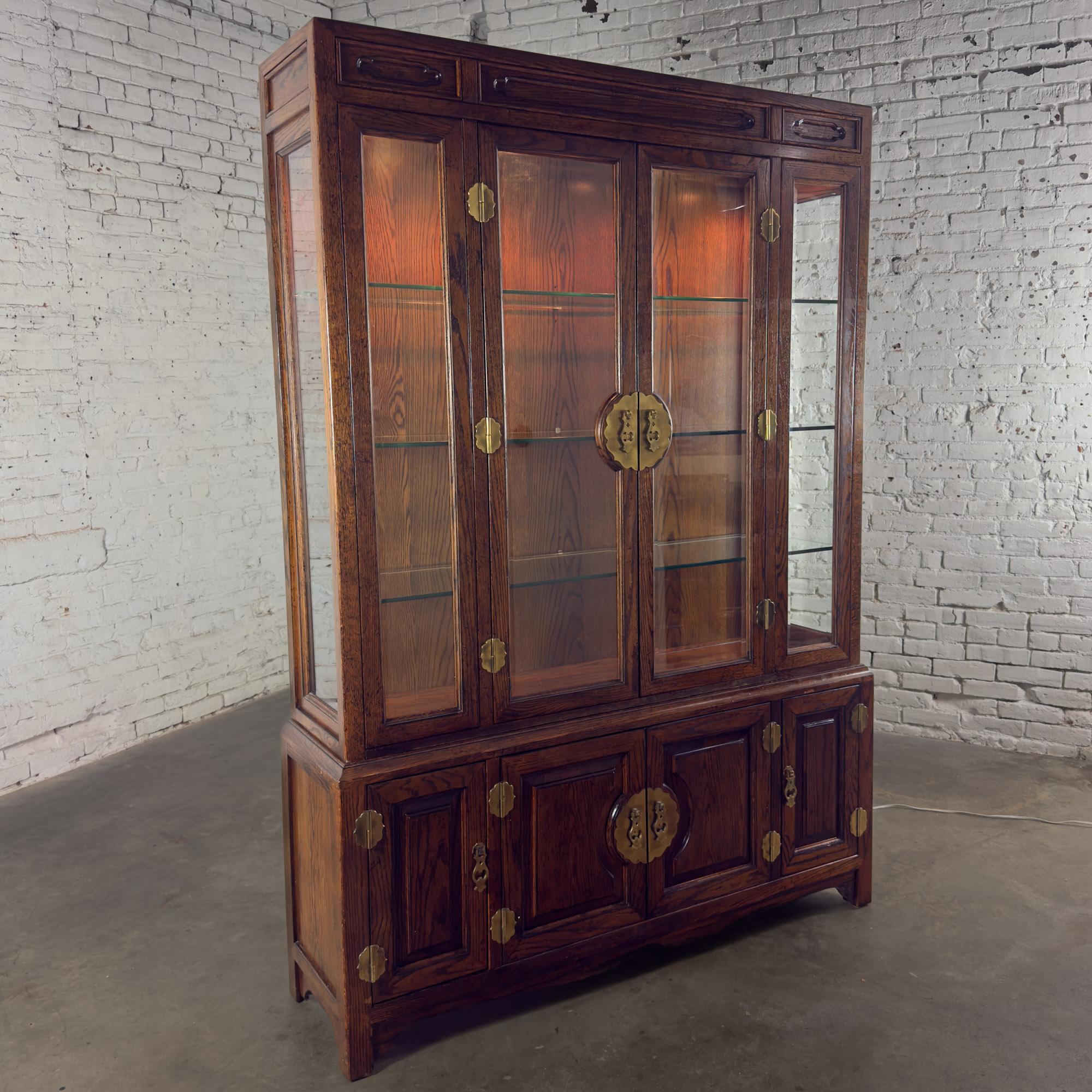 XX secolo Portavivande illuminato in stile Campaigner o Chinoiserie di Bernhardt in Oak Oak scuro e Ottone in vendita