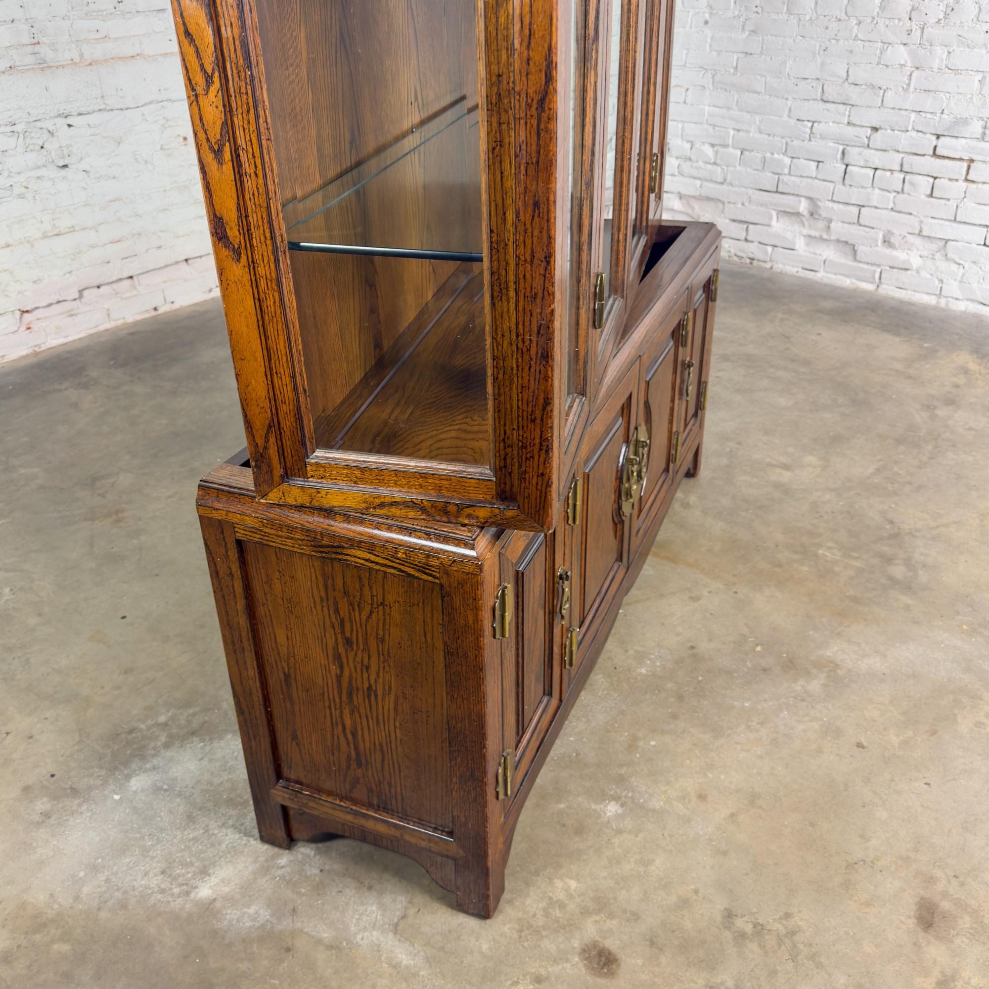 Portavivande illuminato in stile Campaigner o Chinoiserie di Bernhardt in Oak Oak scuro e Ottone in vendita 3