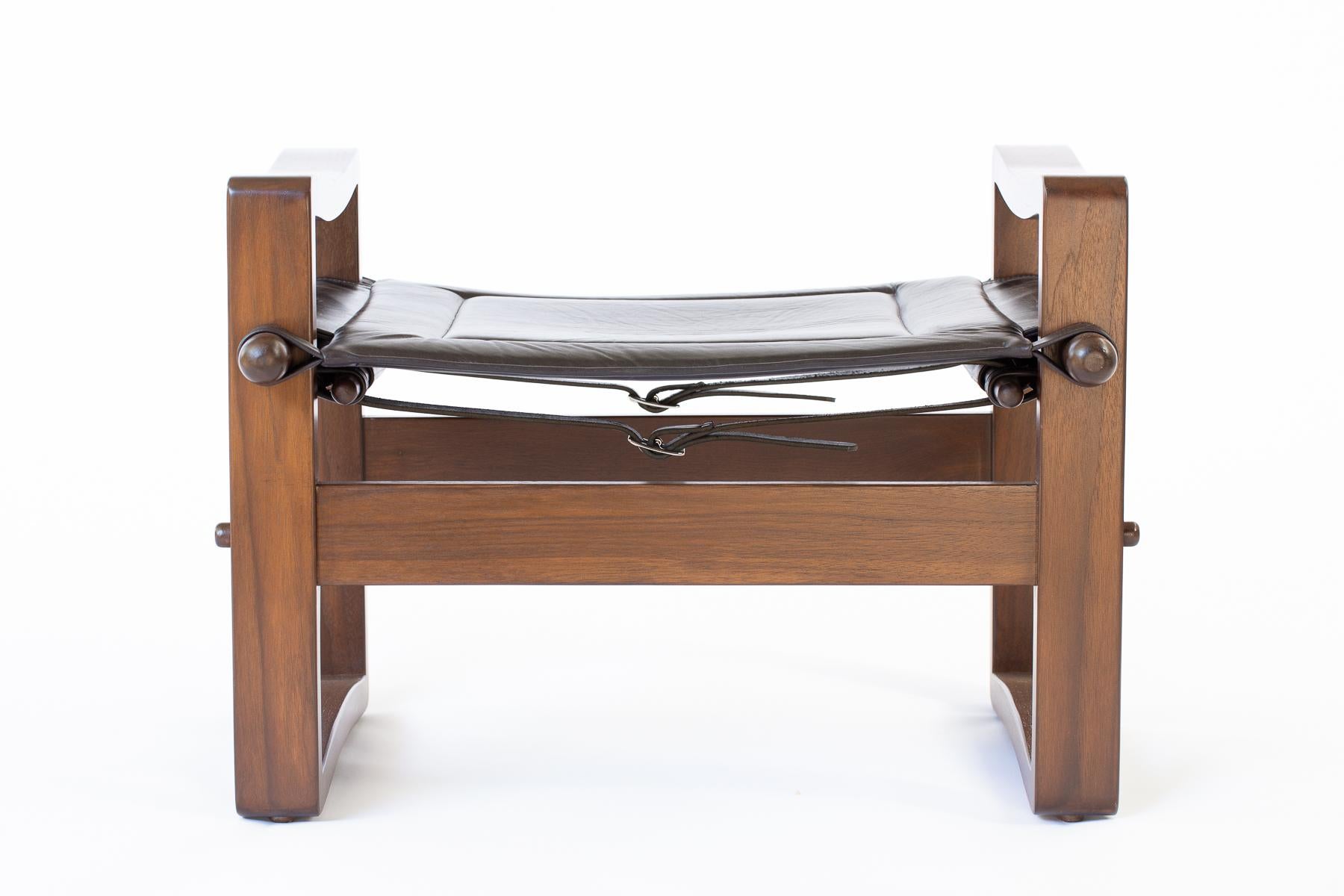 Le pouf de la campagne Safari fait référence aux meubles de style danois des années 1960 avec son cadre simple et incurvé. Rembourré d'un siège en bandoulière fixé par de solides sangles en cuir, le pouf est méticuleusement construit avec une