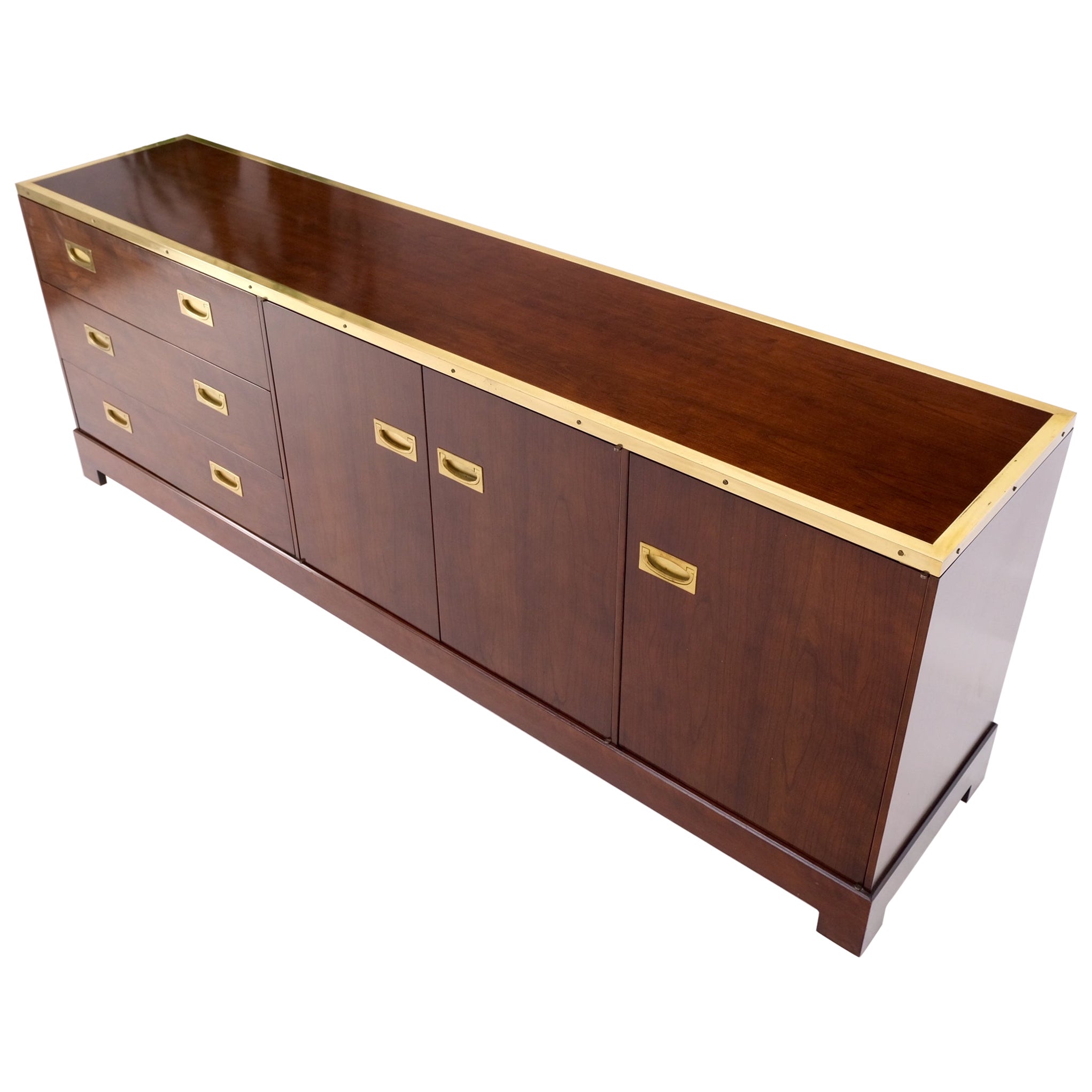 Crédence longue en laiton et noyer de style Campaigner Mid Century Tiroirs Portes Compartiments en vente