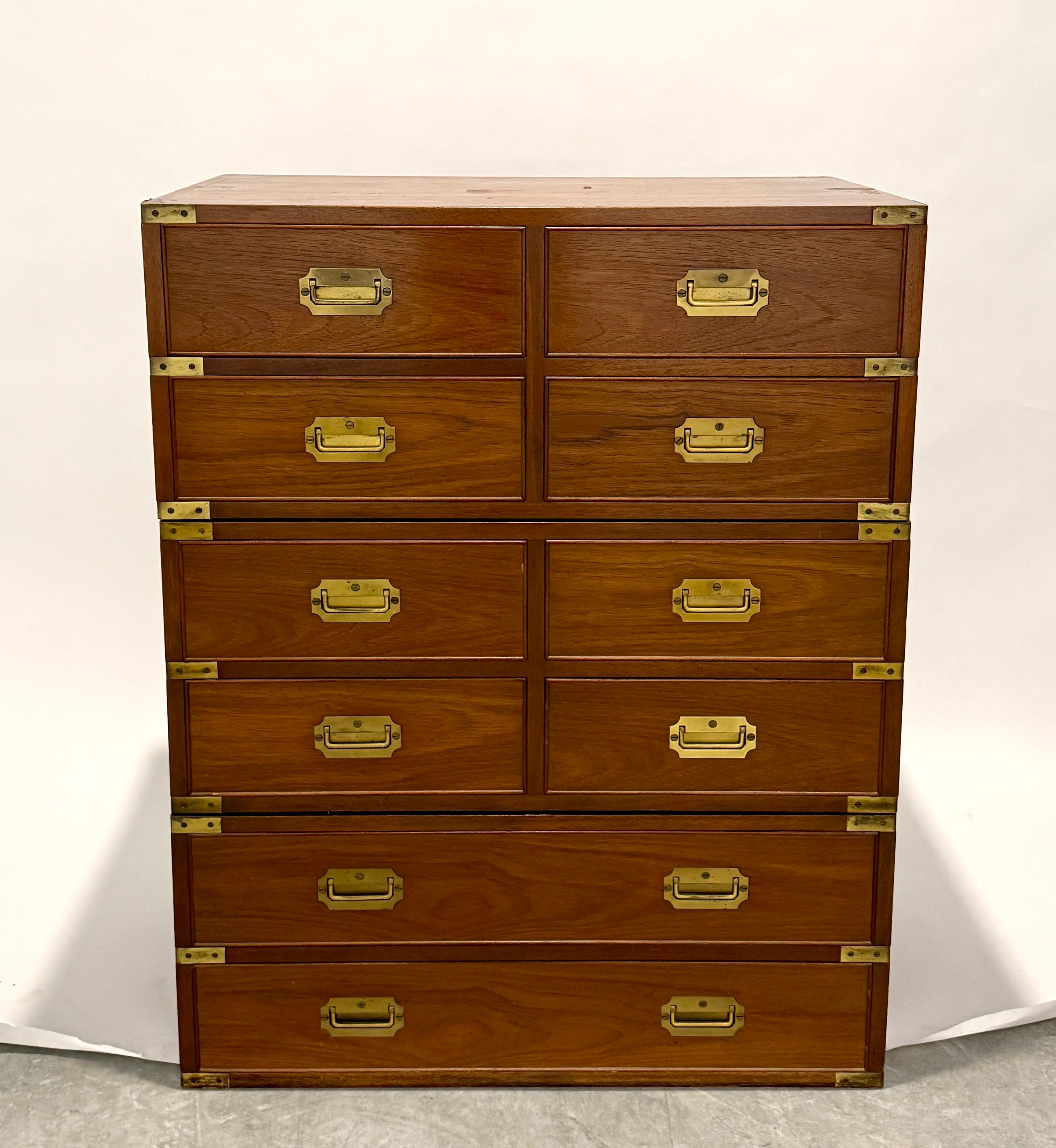 Una cassapanca in stile campagna finemente lavorata della Collection'S di Beacon Hill, degli anni '60-'70 circa. Realizzato in tre sezioni impilabili, questo pezzo si ispira ai mobili militari britannici del XIX secolo e presenta dieci cassetti con