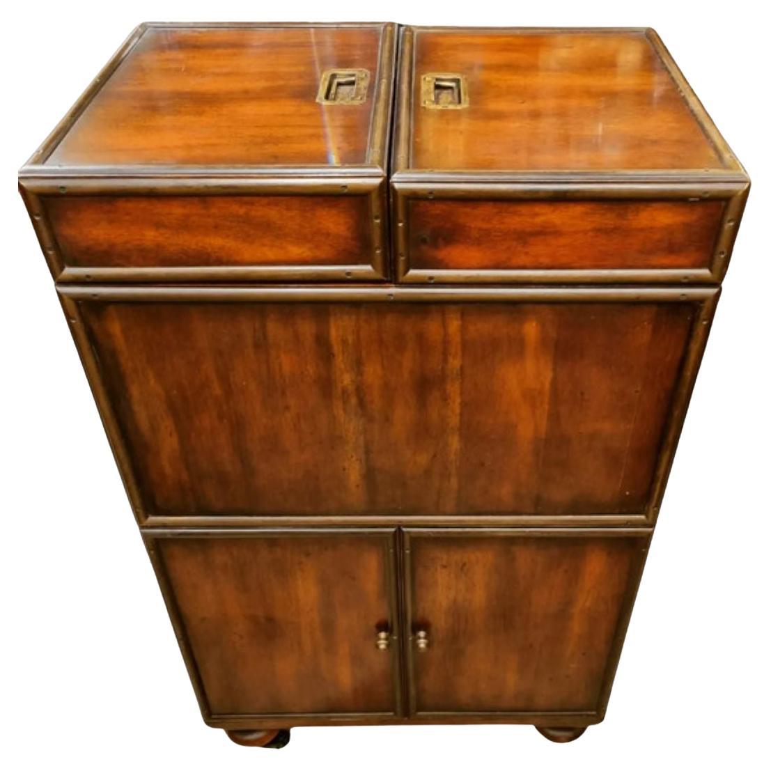Cocktailschrank im Campaign Style des 20. Jahrhunderts
