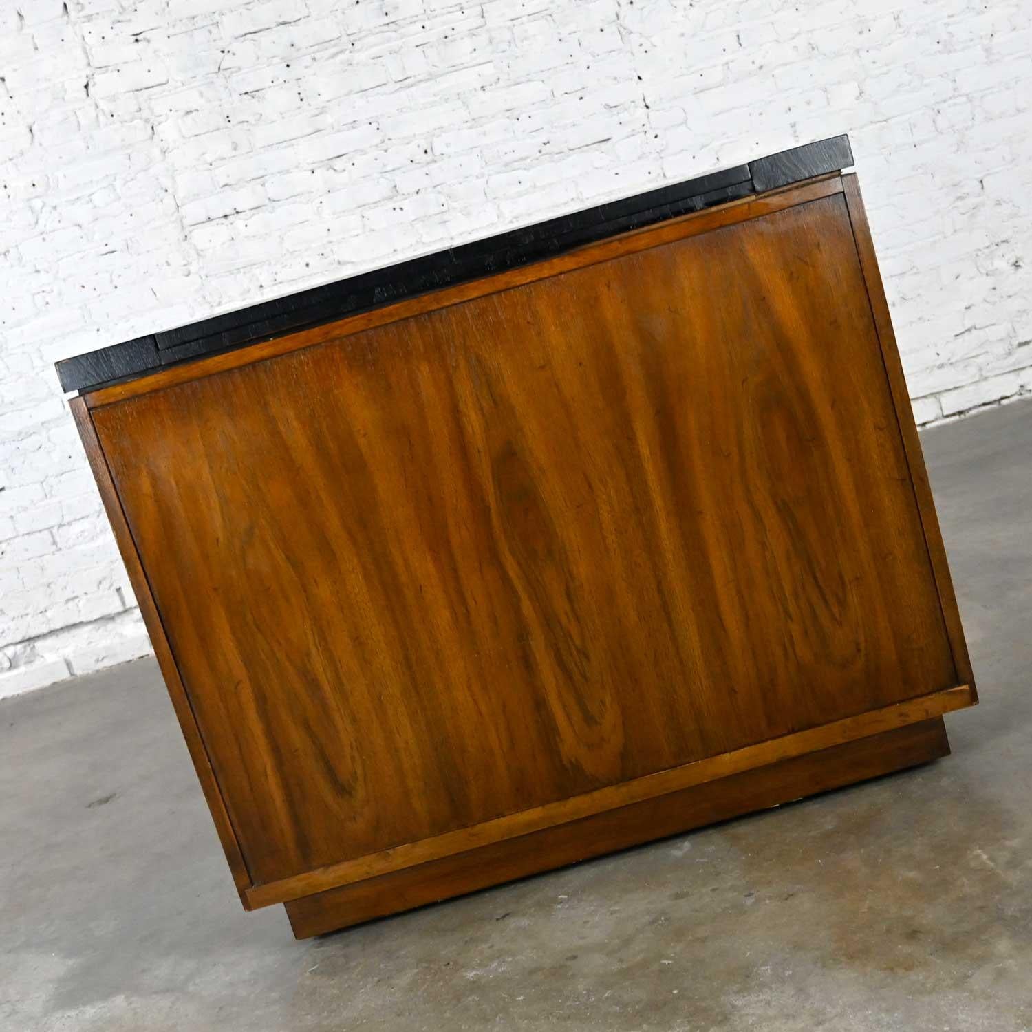 Campaign Style Dry Bar Black Flip Top by Drexel Attr to Accolade II Collection In Good Condition In Topeka, KS