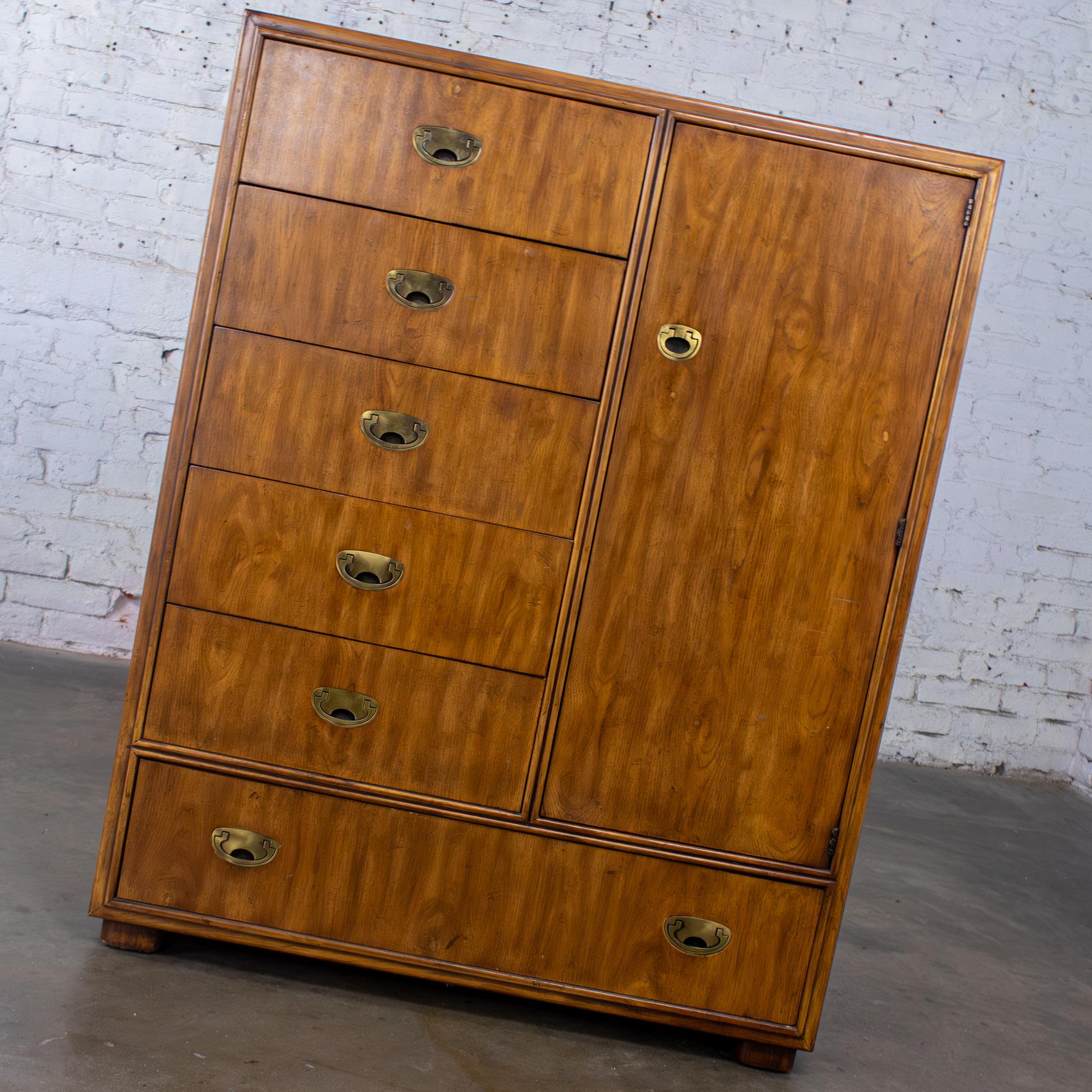 Cómoda de caballero estilo campaña Colección Drexel Heritage Passage Latón en venta