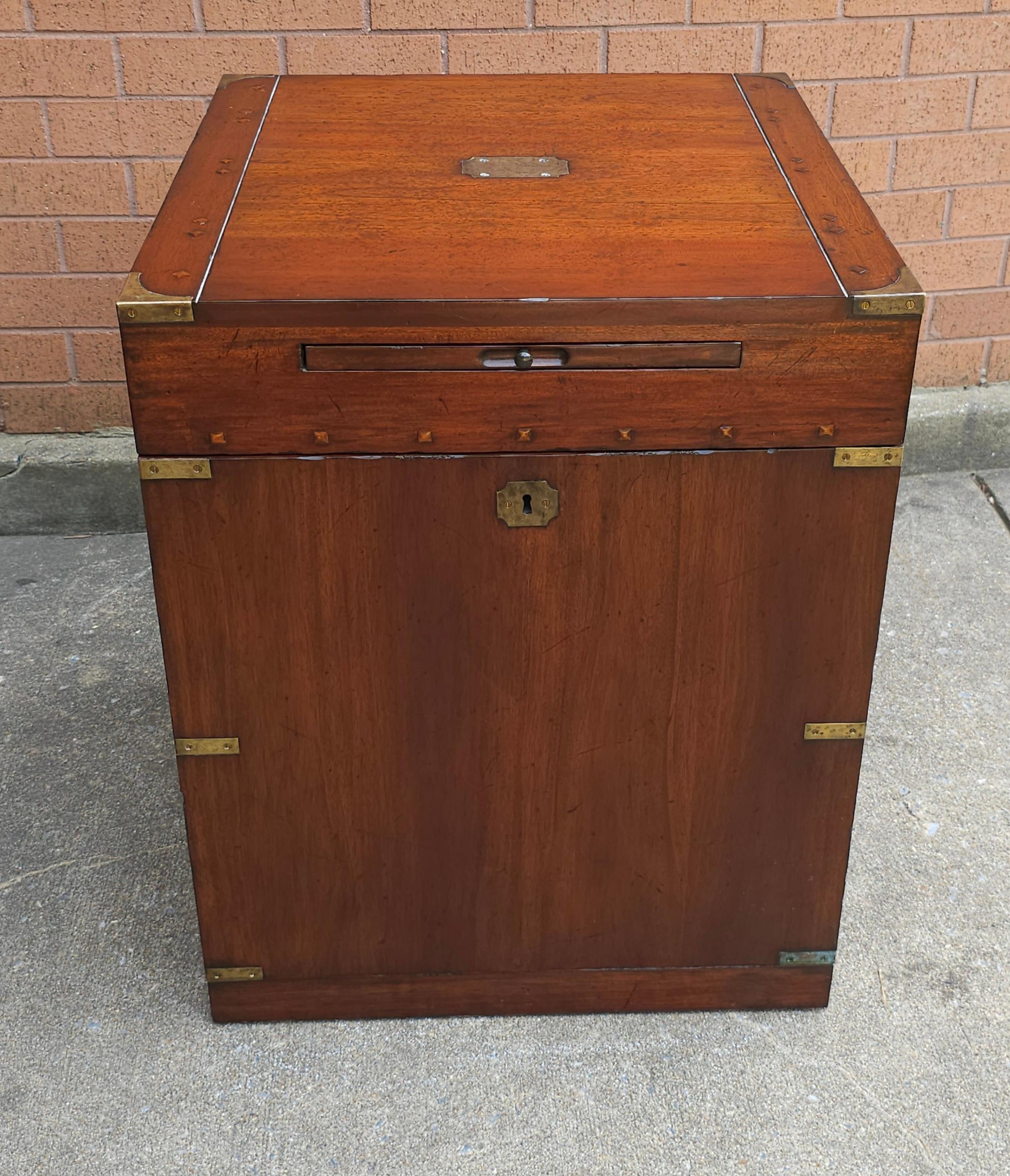 Mobile laterale in mogano con montatura in ottone in stile Campaigner in ottime condizioni vintage.
Misura 22