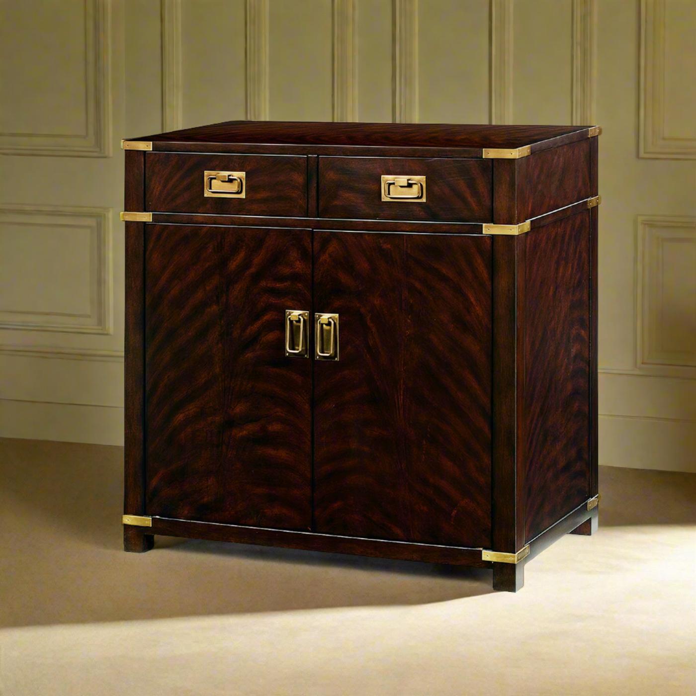 Questo raffinato mobile è realizzato in ricco legno di mogano, con una finitura profonda e lucente che aggiunge calore e raffinatezza a qualsiasi ambiente. Gli accenti in ottone conferiscono un tocco di fascino vintage, evidenziando l'intricata