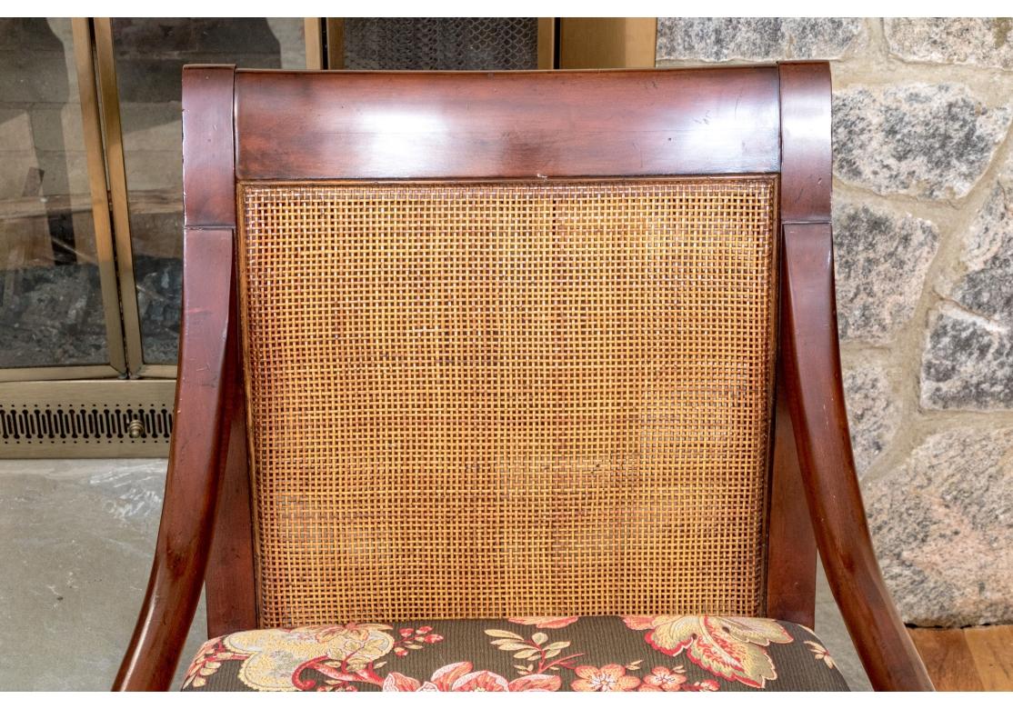 Paire de fauteuils à dossier canné en acajou Baker de style Campaigner en vente 1