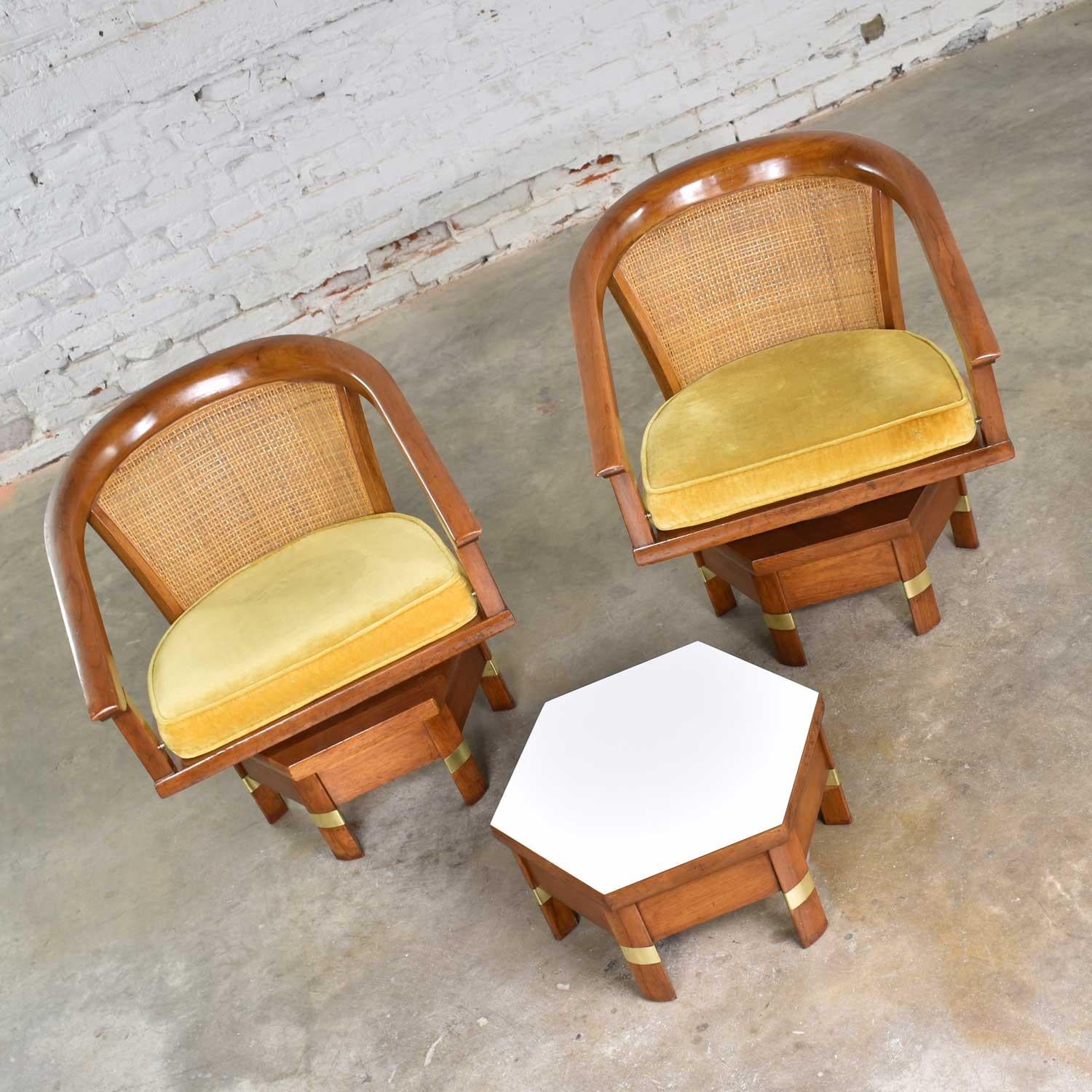 Campaign Style Swivel Chairs on Hexagon Base with Hex Table by Hickory Furniture In Good Condition In Topeka, KS