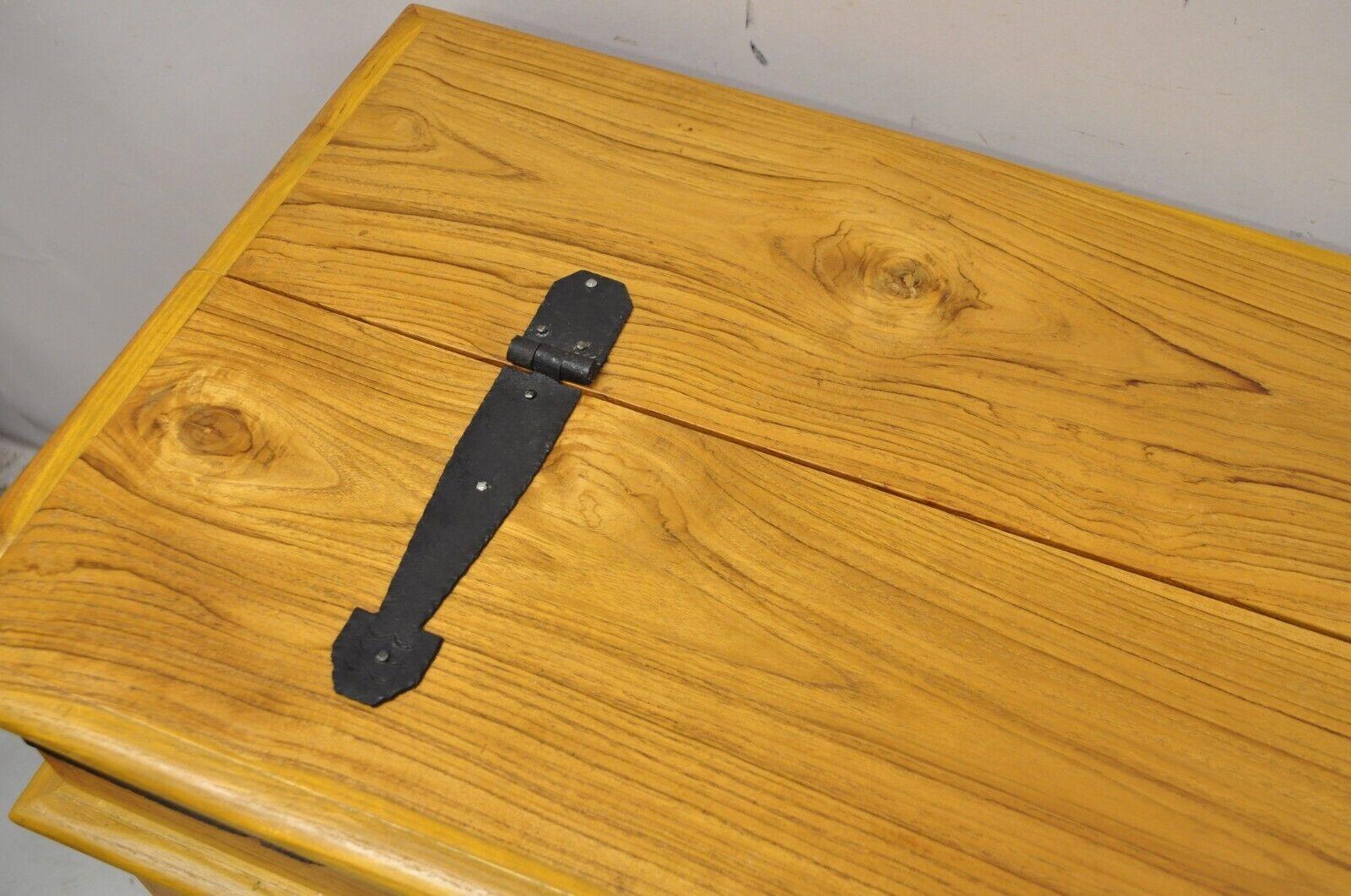 20ième siècle Bureau à rabat en bois de teck de style campagne avec chaise latérale - Ensemble de 2 pièces en vente