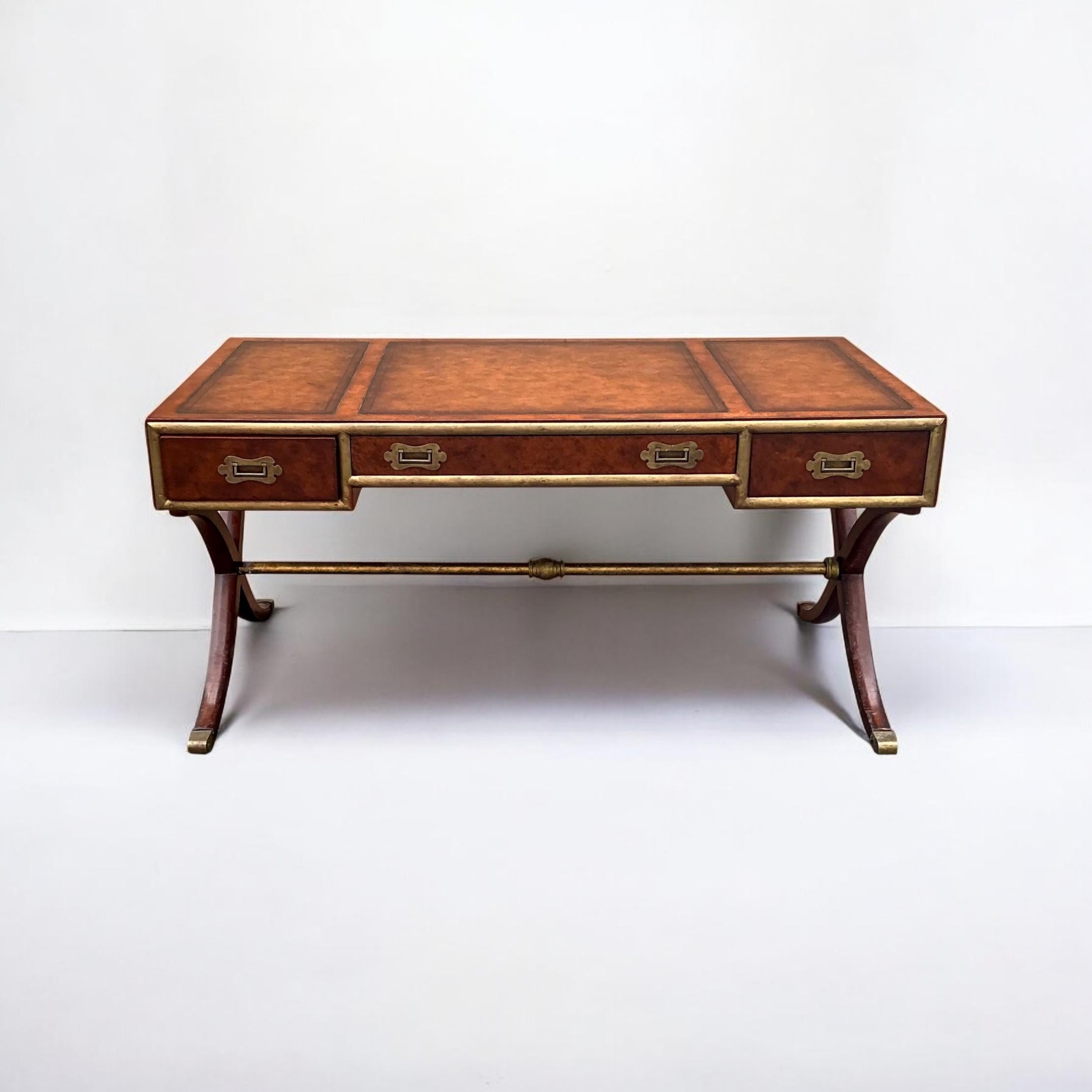 Américain Bureau de style Campaigner en cuir tolé, laiton et ronce d'acajou