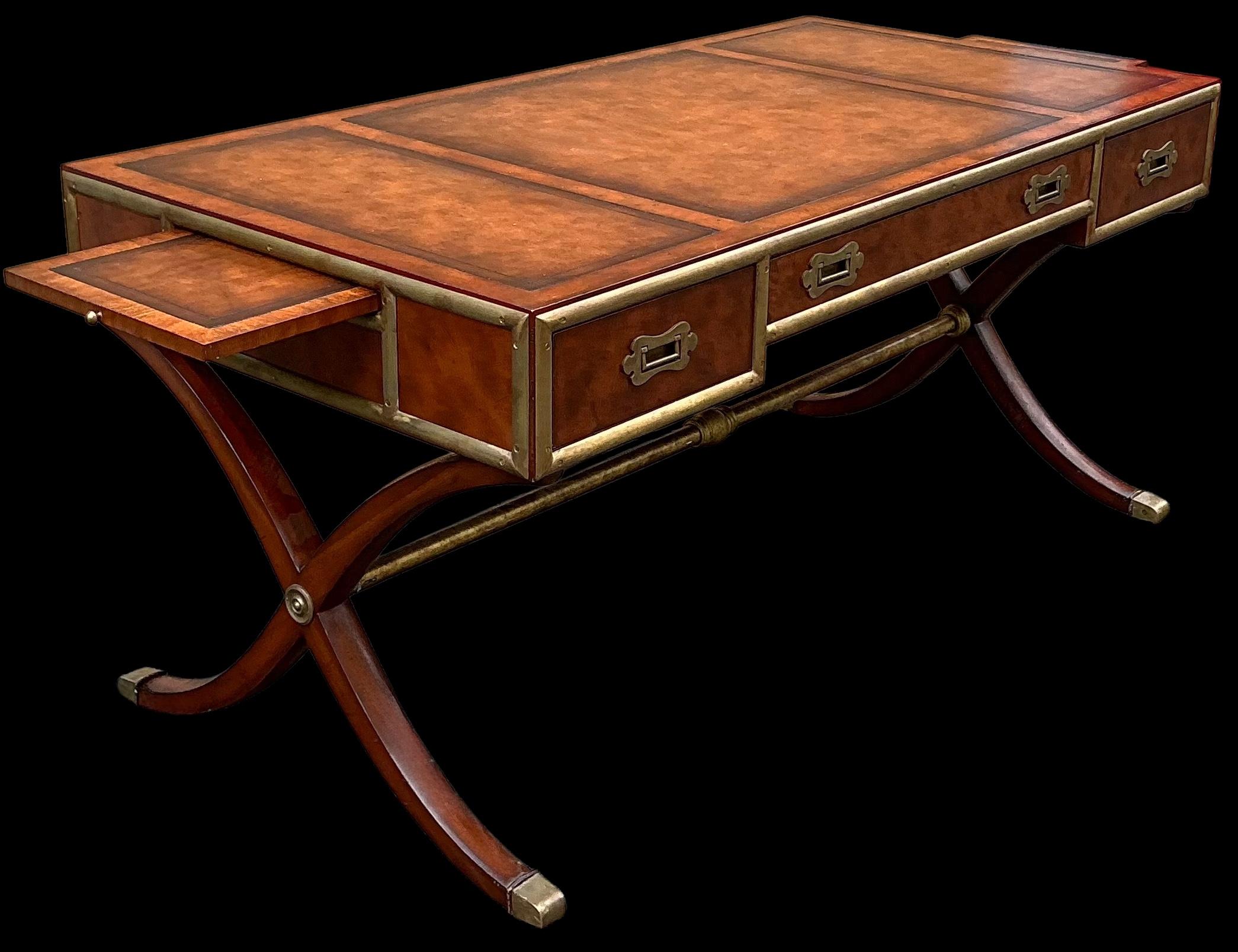 20ième siècle Bureau de style Campaigner en cuir tolé, laiton et ronce d'acajou