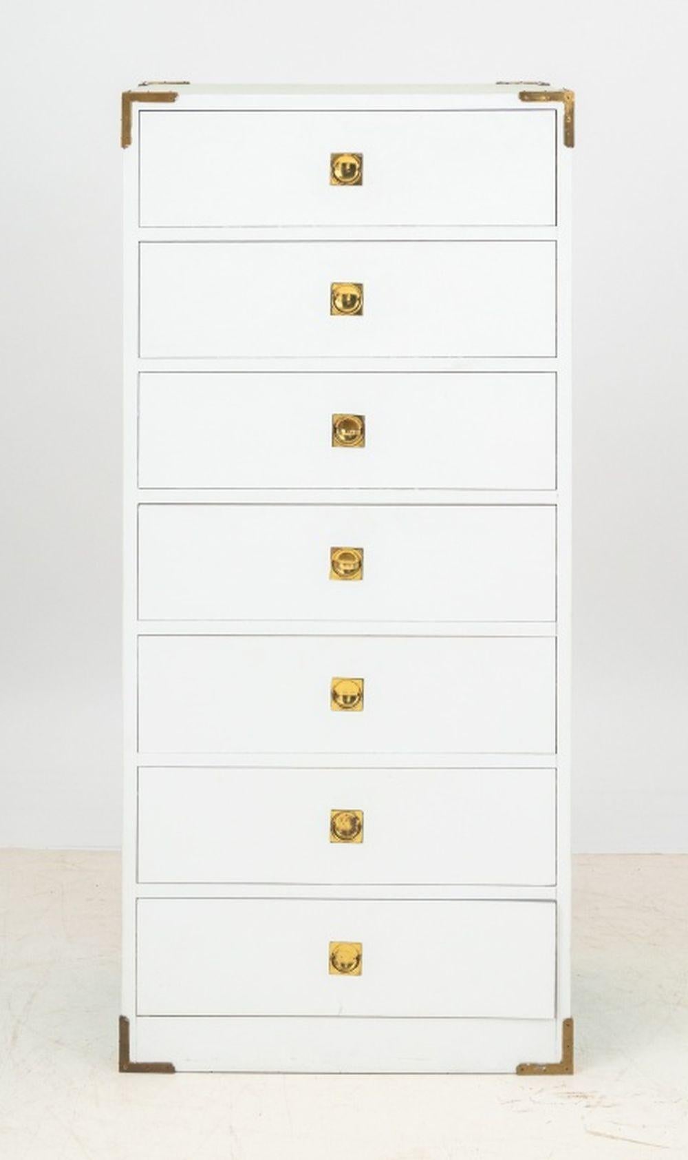 Cassettiera in stile Campaigner dipinta di bianco, con sette cassetti con maniglie e angoli montati in ottone, i lati corti con impiallacciatura blu cielo.

52