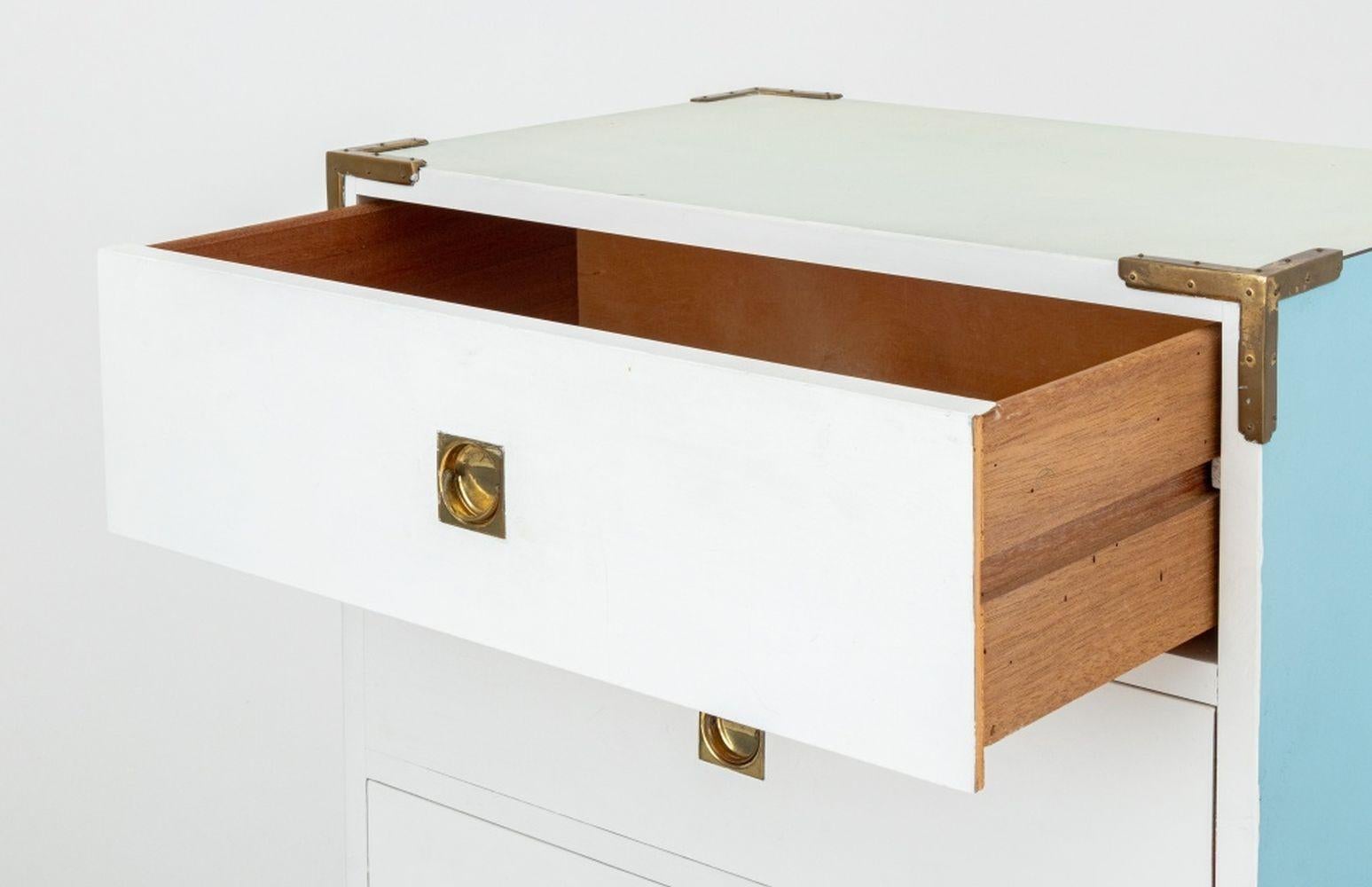 Impiallacciato Cassettiera in stile Campaigner dipinta di bianco in vendita