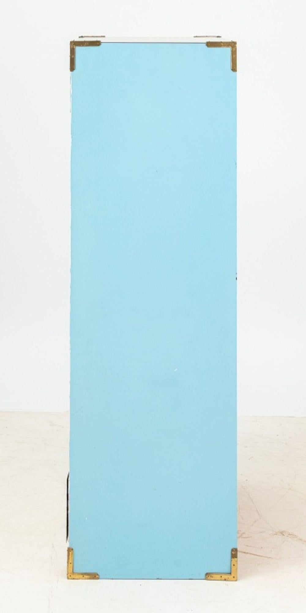 Cassettiera in stile Campaigner dipinta di bianco In condizioni buone in vendita a Astoria, NY