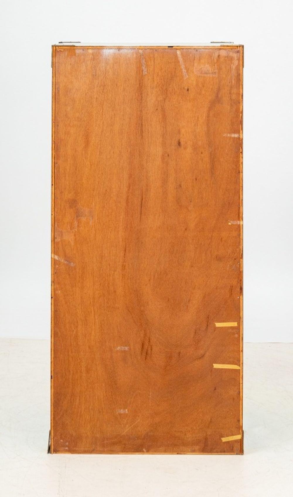 XX secolo Cassettiera in stile Campaigner dipinta di bianco in vendita