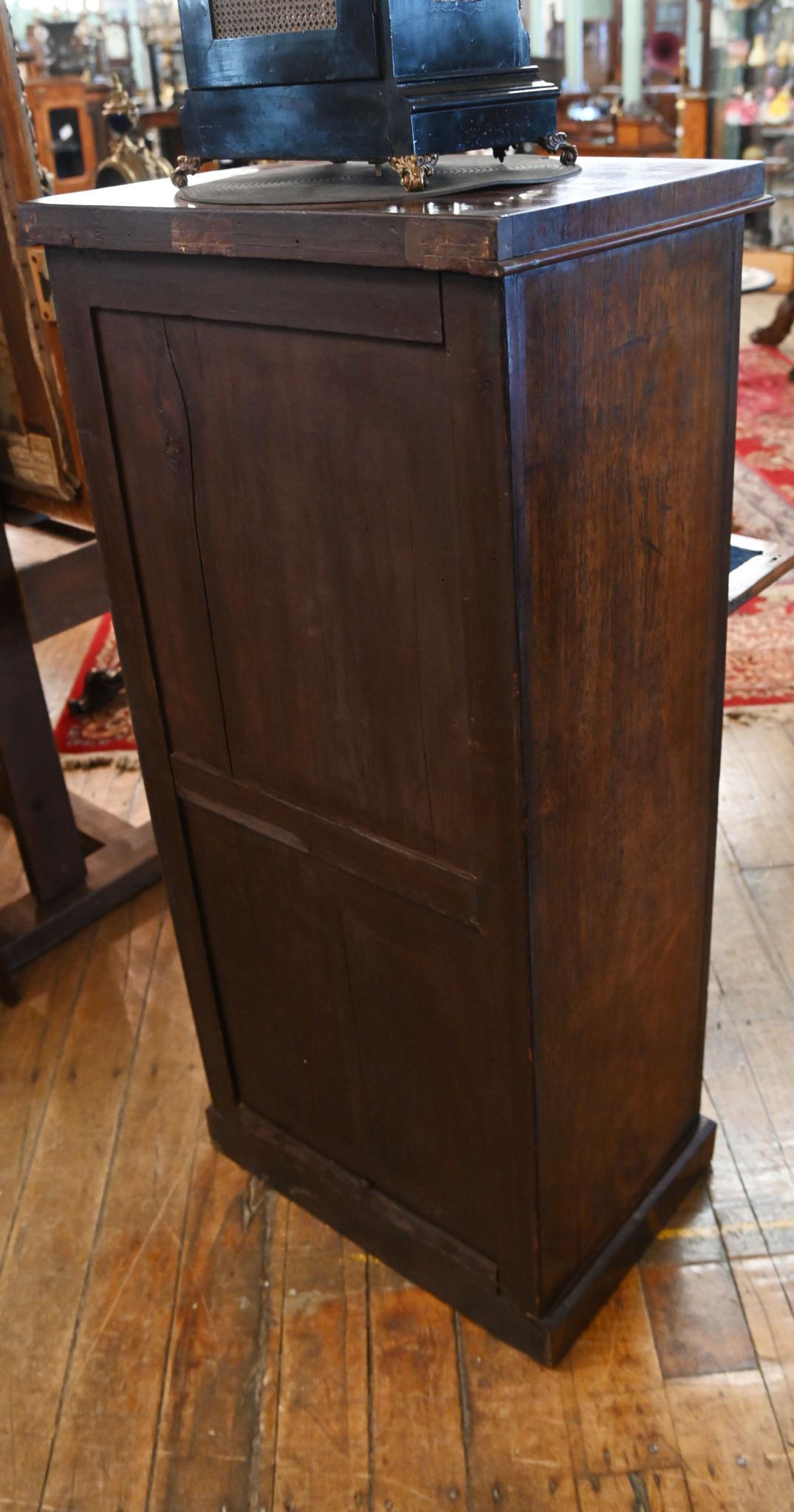 Stai visualizzando una cassapanca Wellington in mogano con un piano di scrittura secretaire
Circa 1840
I cassetti possono essere bloccati da un elemento laterale che si trova sopra i cassetti.
La sezione della scrivania si apre per rivelare una