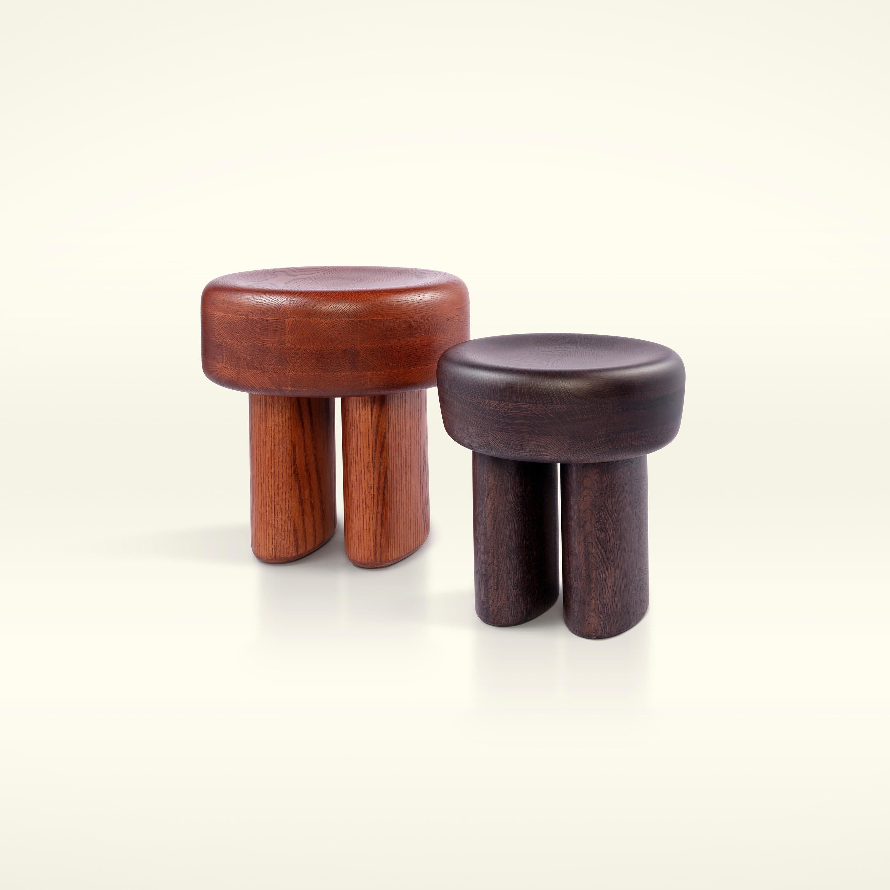 Lo sgabello Campala - Taglia L è realizzato in legno massiccio. Semplice ma audace e scultoreo, fa parte di una serie di sgabelli che prendono il nome da città africane, ispirati dall'arte delle sculture africane che si riflettono nelle loro forme. 