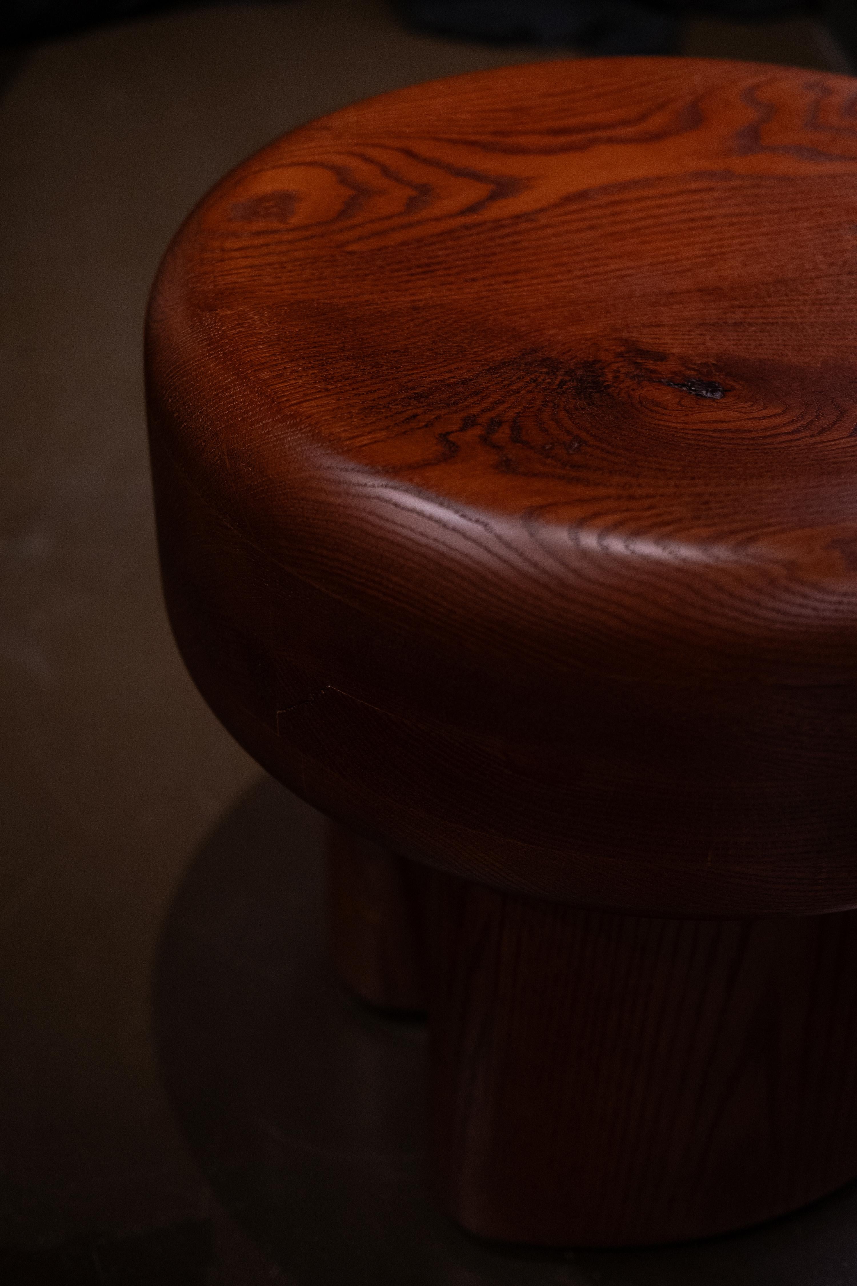 Lucidato Sgabello Campala - misura L, lavorazione in legno massiccio con design scultoreo e audace in vendita