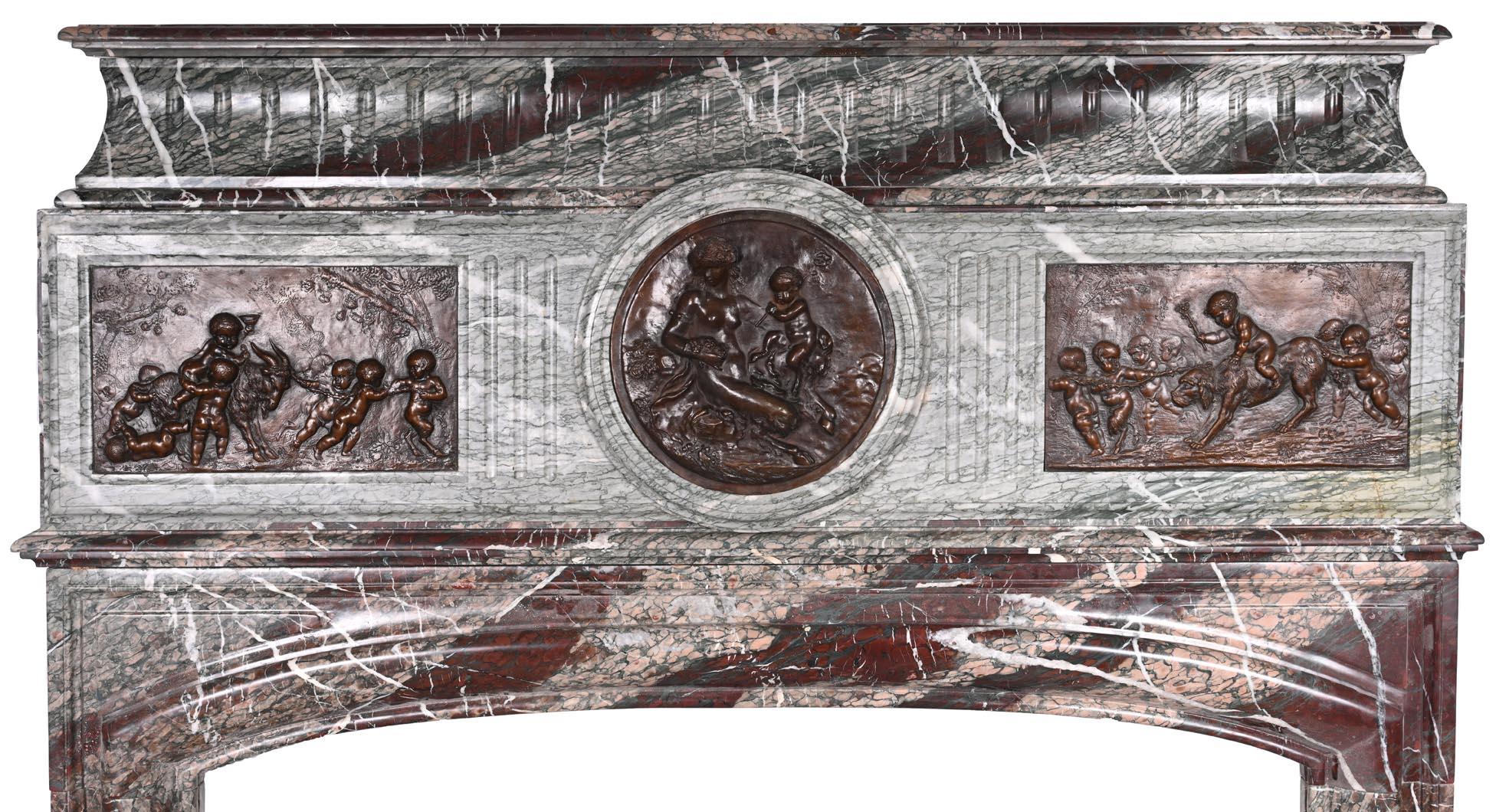 Francese Caminetto in marmo campano, stile Luigi XIV, con bronzi di Clodion in vendita