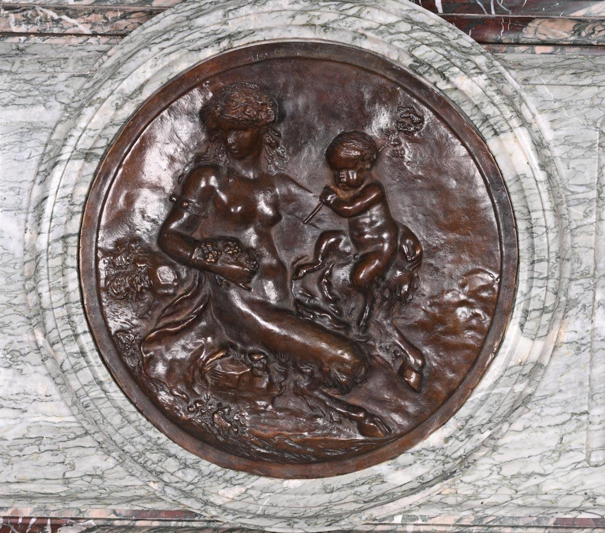 Intagliato a mano Caminetto in marmo campano, stile Luigi XIV, con bronzi di Clodion in vendita