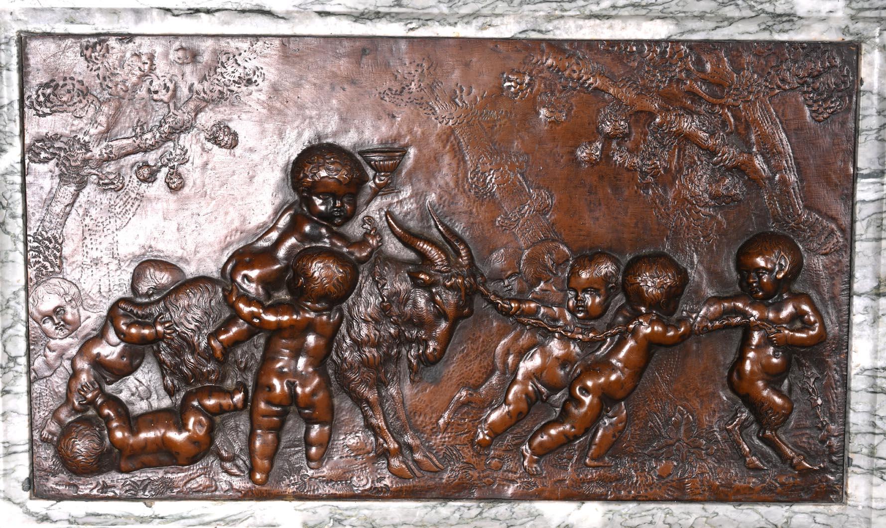 Caminetto in marmo campano, stile Luigi XIV, con bronzi di Clodion In condizioni buone in vendita a SAINT-OUEN-SUR-SEINE, FR
