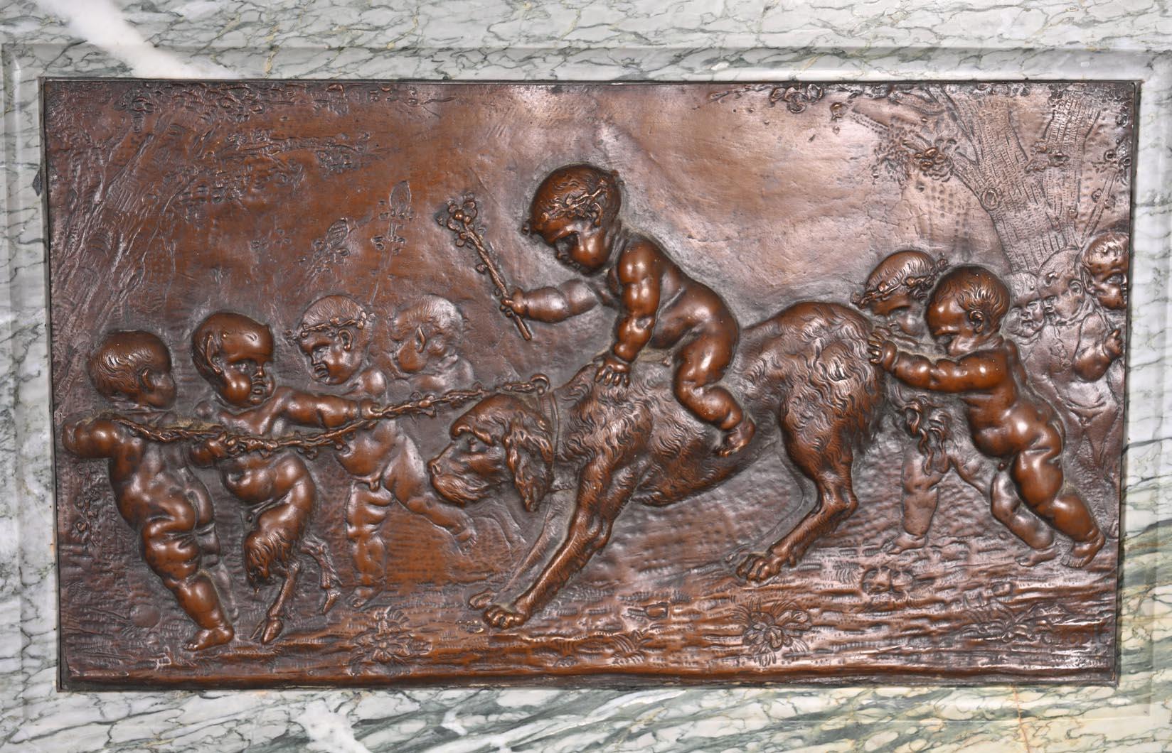 XIX secolo Caminetto in marmo campano, stile Luigi XIV, con bronzi di Clodion in vendita