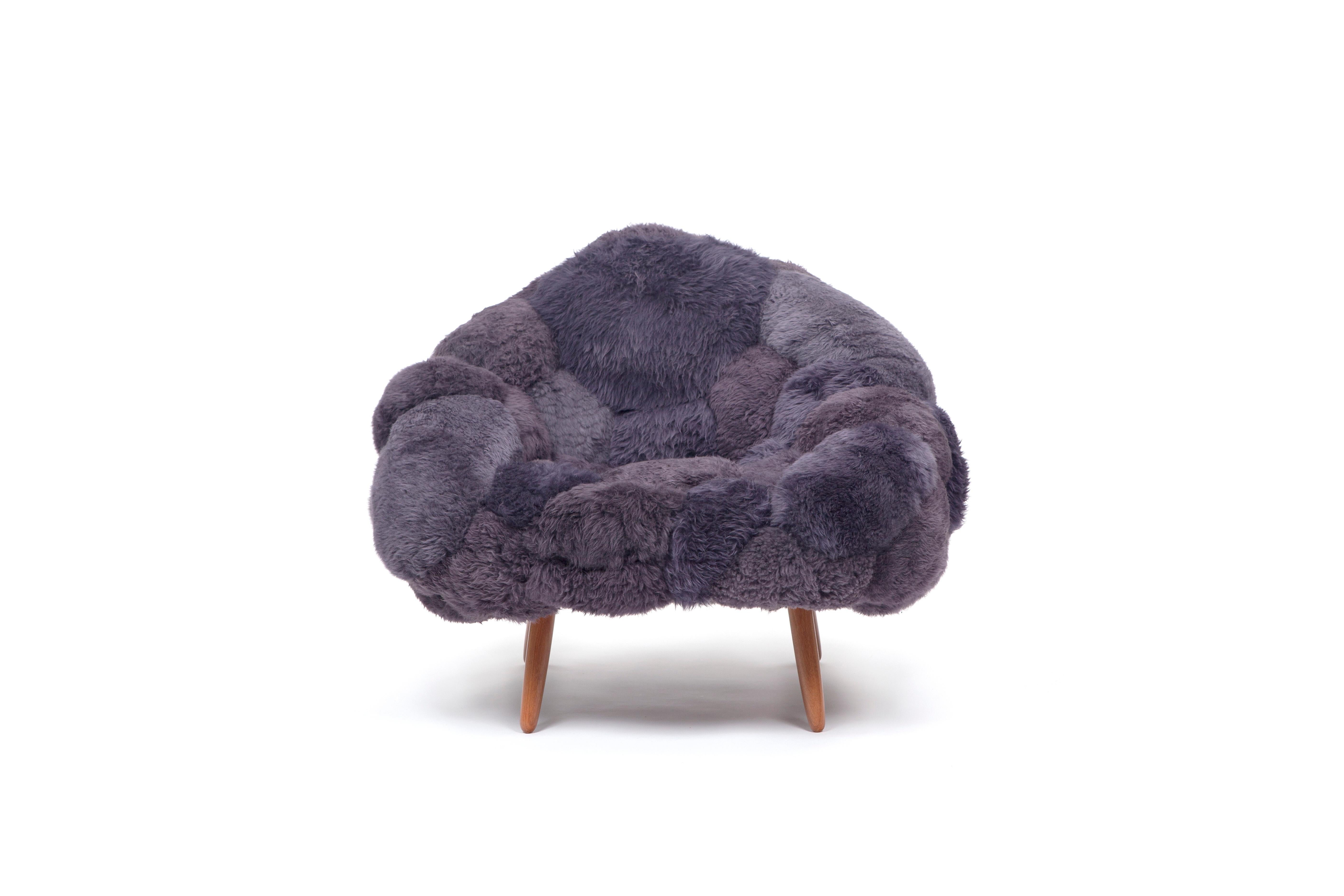 Bolotas Sessel (Café), 2015
Schafwolle und Ipê-Holz
Maße: 41,25 x 43,25 x 33,5 Zoll
105 x 110 x 85 cm

Die Campana-Brüder, Fernando (geb. 1961) und Humberto (geb. 1953), wurden in Brotas, einer Stadt außerhalb von São Paulo, geboren. Im Jahr