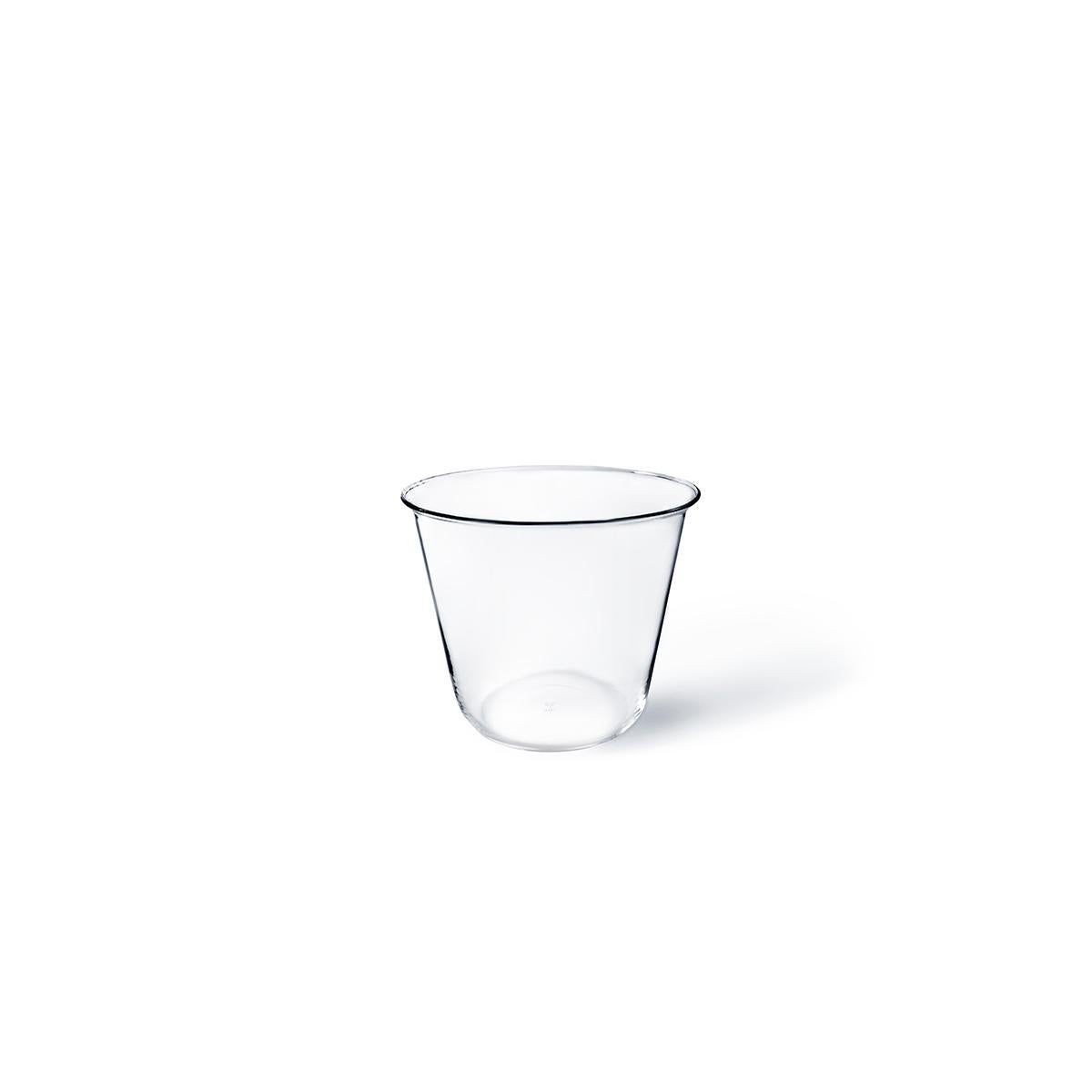 Campana es un jarrón de vidrio soplado en molde diseñado por Aldo Cibic, un objeto útil y versátil que puede ser tanto florero como cubitera. Su silueta sencilla y elegante la convierte en un artículo adecuado para todas las mesas, que no se somete