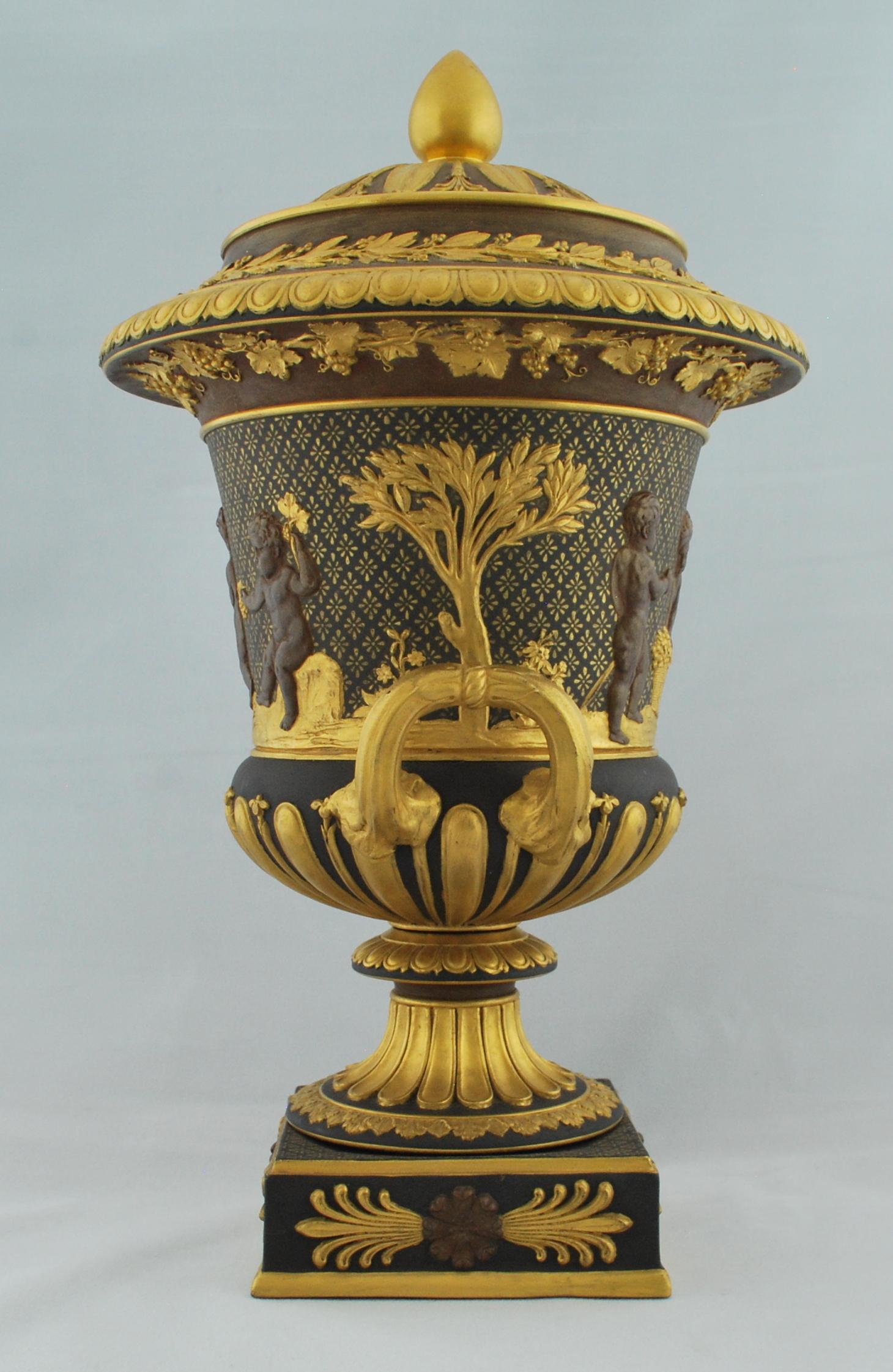 Anglais Vase Campana, doré et bronzé, Wedgwood, 1880 en vente