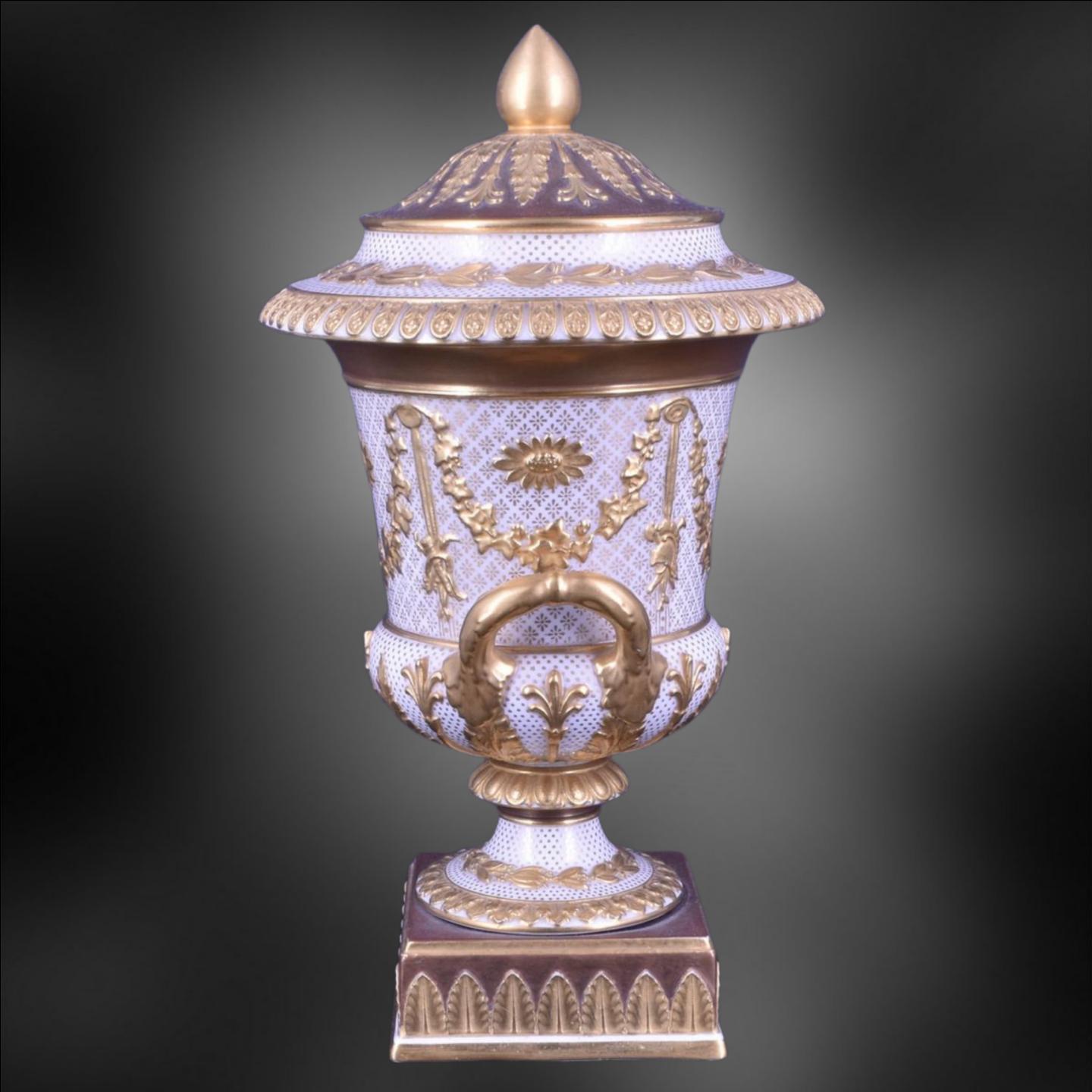 Campana Vase in Weiß & Vergoldet Victoriaware. Wedgwood C1880. (Geformt) im Angebot