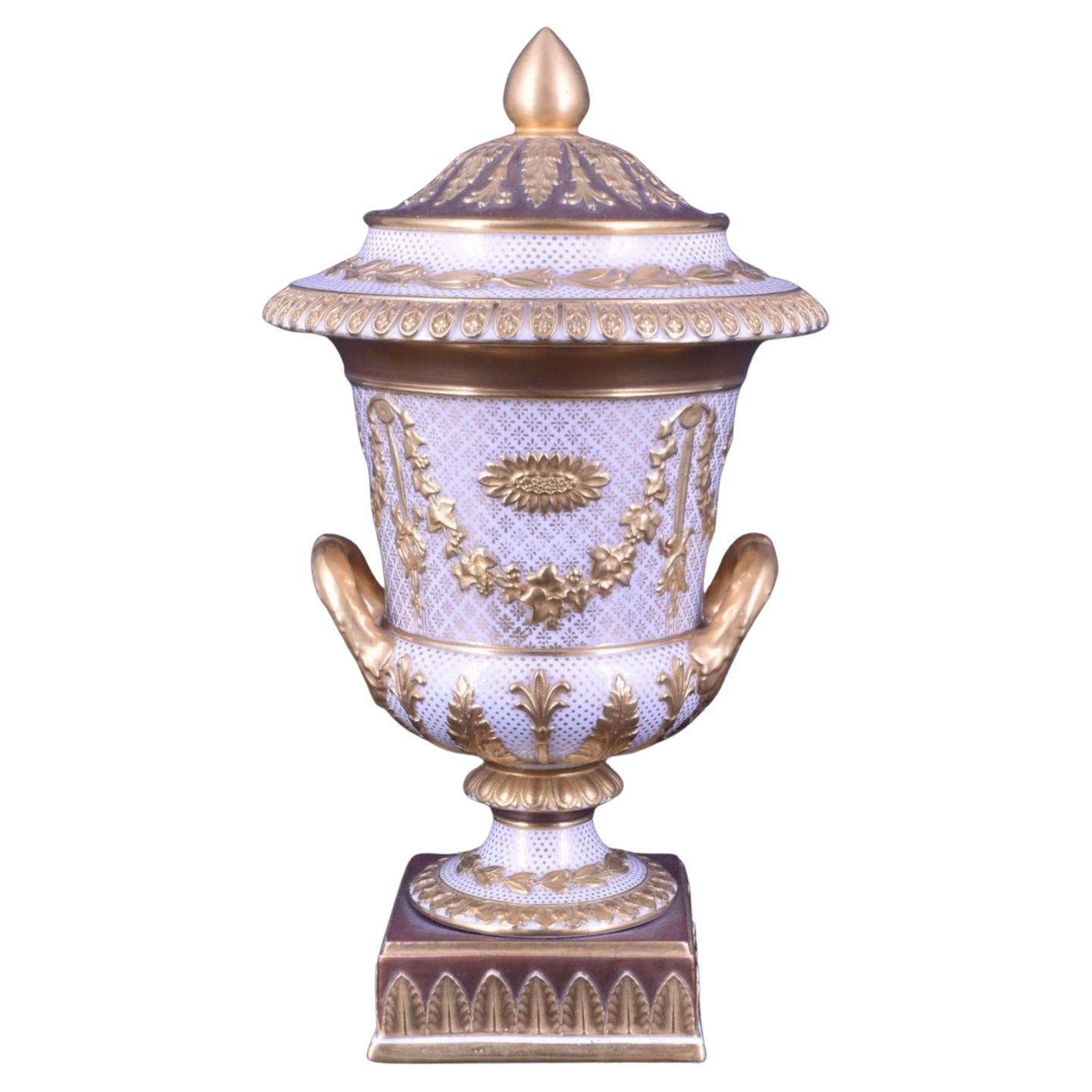 Campana Vase in Weiß & Vergoldet Victoriaware. Wedgwood C1880. im Angebot