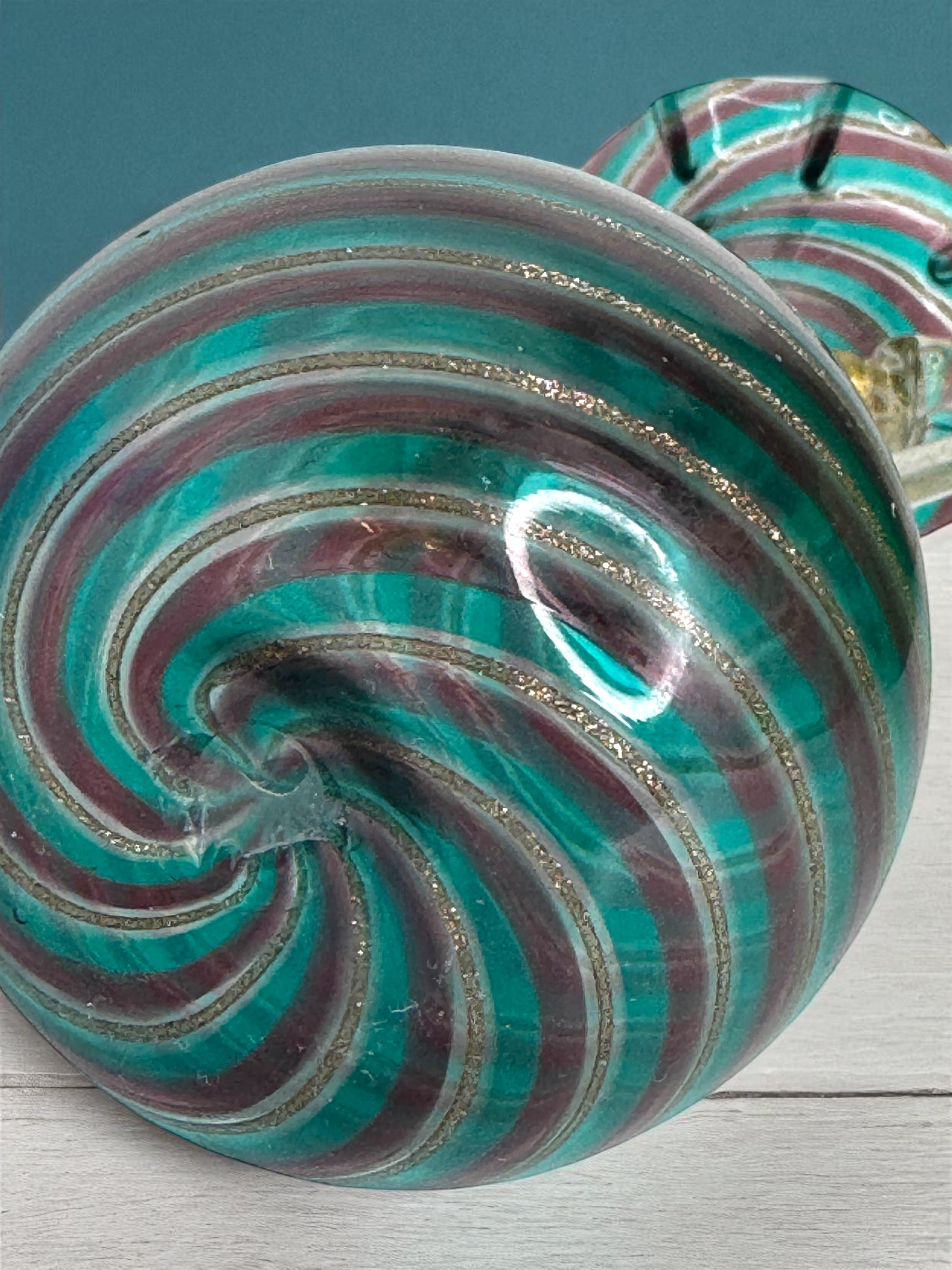 Vase urne à bourgeons néoclassique en verre d'art de Murano, Italie, années 1960 en vente 2