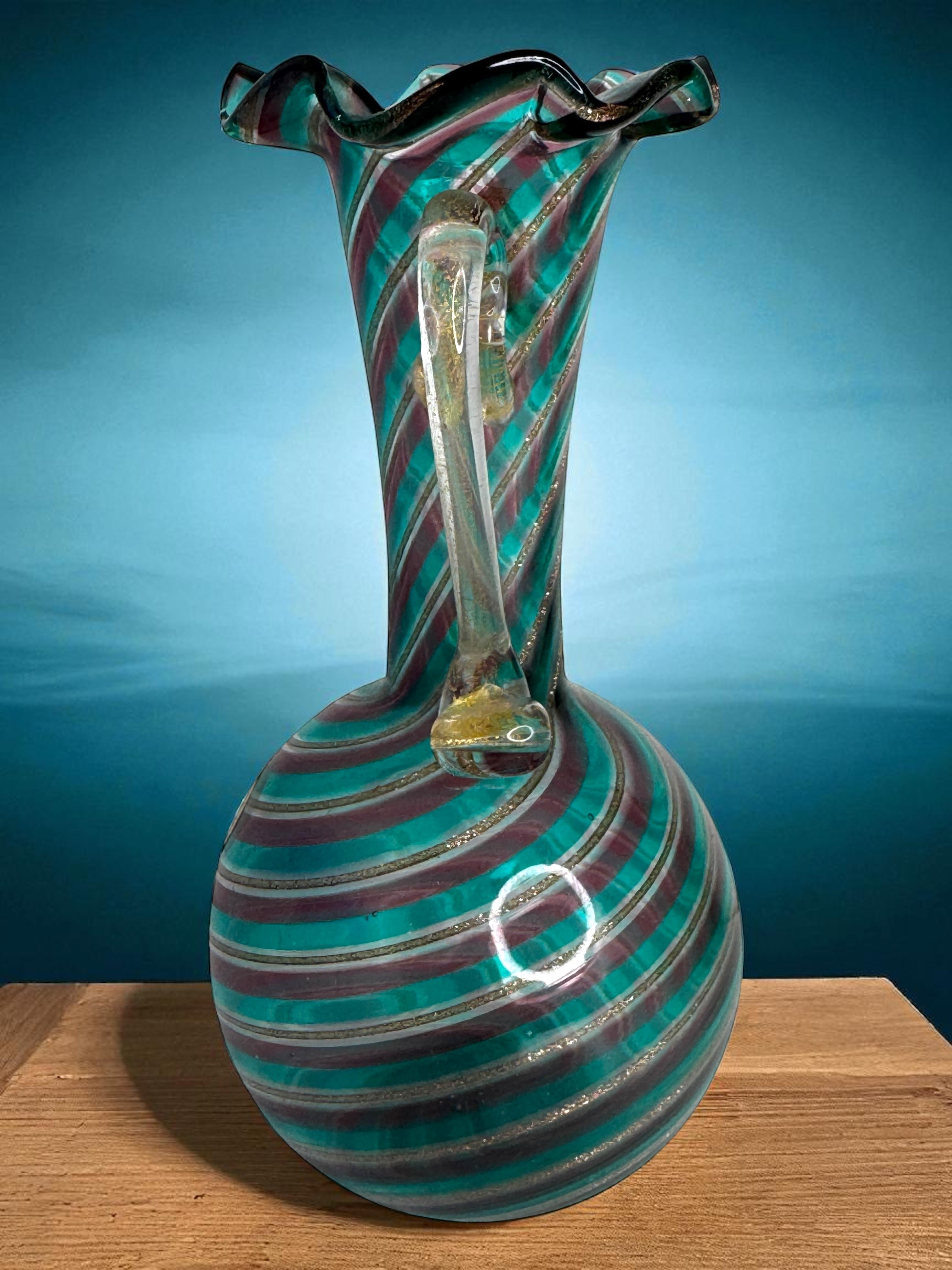 Vase urne à bourgeons néoclassique en verre d'art de Murano, Italie, années 1960 en vente 4