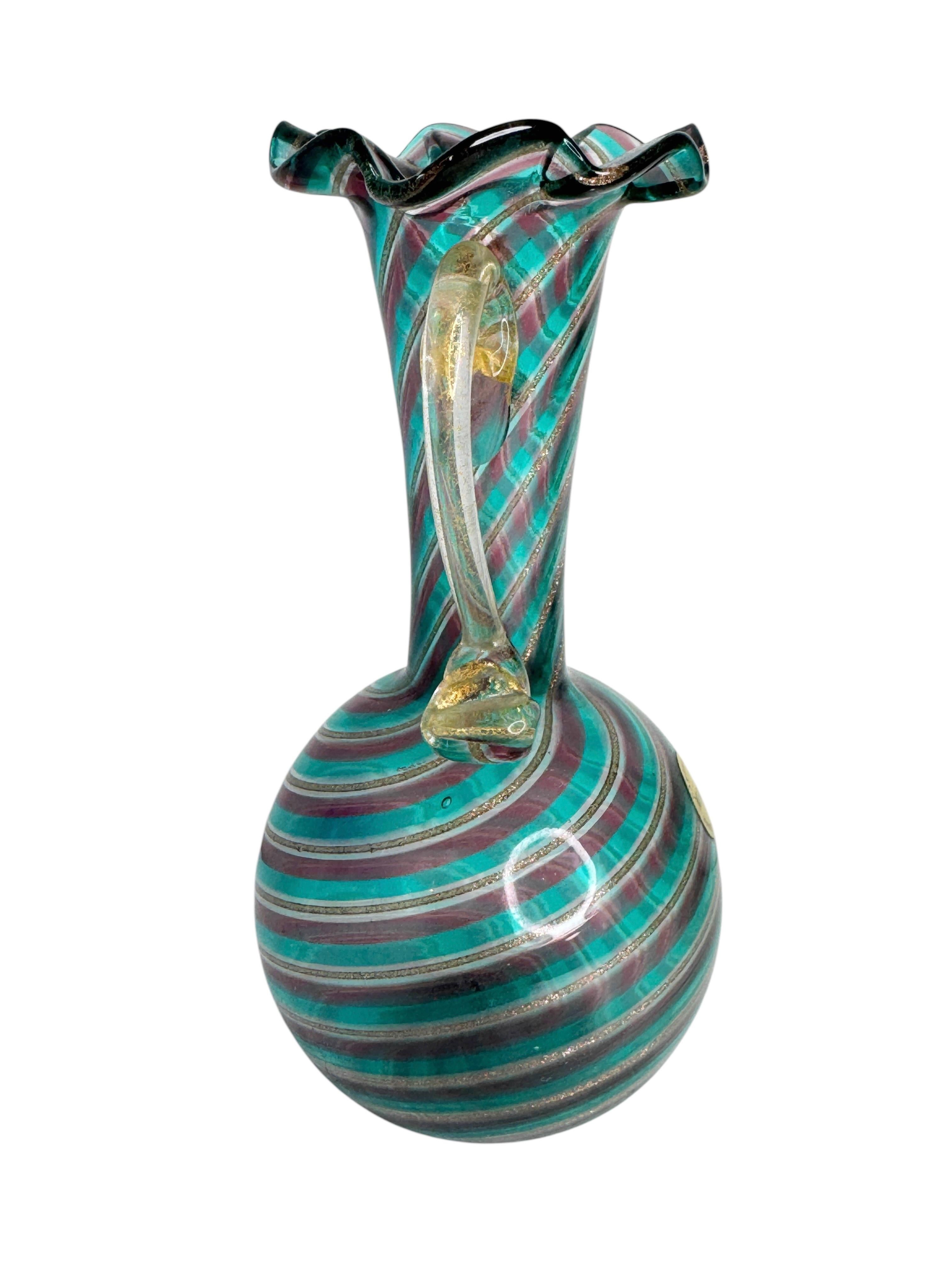 Voici un magnifique vase miniature en verre vénitien, fabriqué sur l'île de Murano, près de Venise, en Italie. Fabriqué par Fabrizio Campanella, il porte encore l'étiquette de l'usine, qui indique 