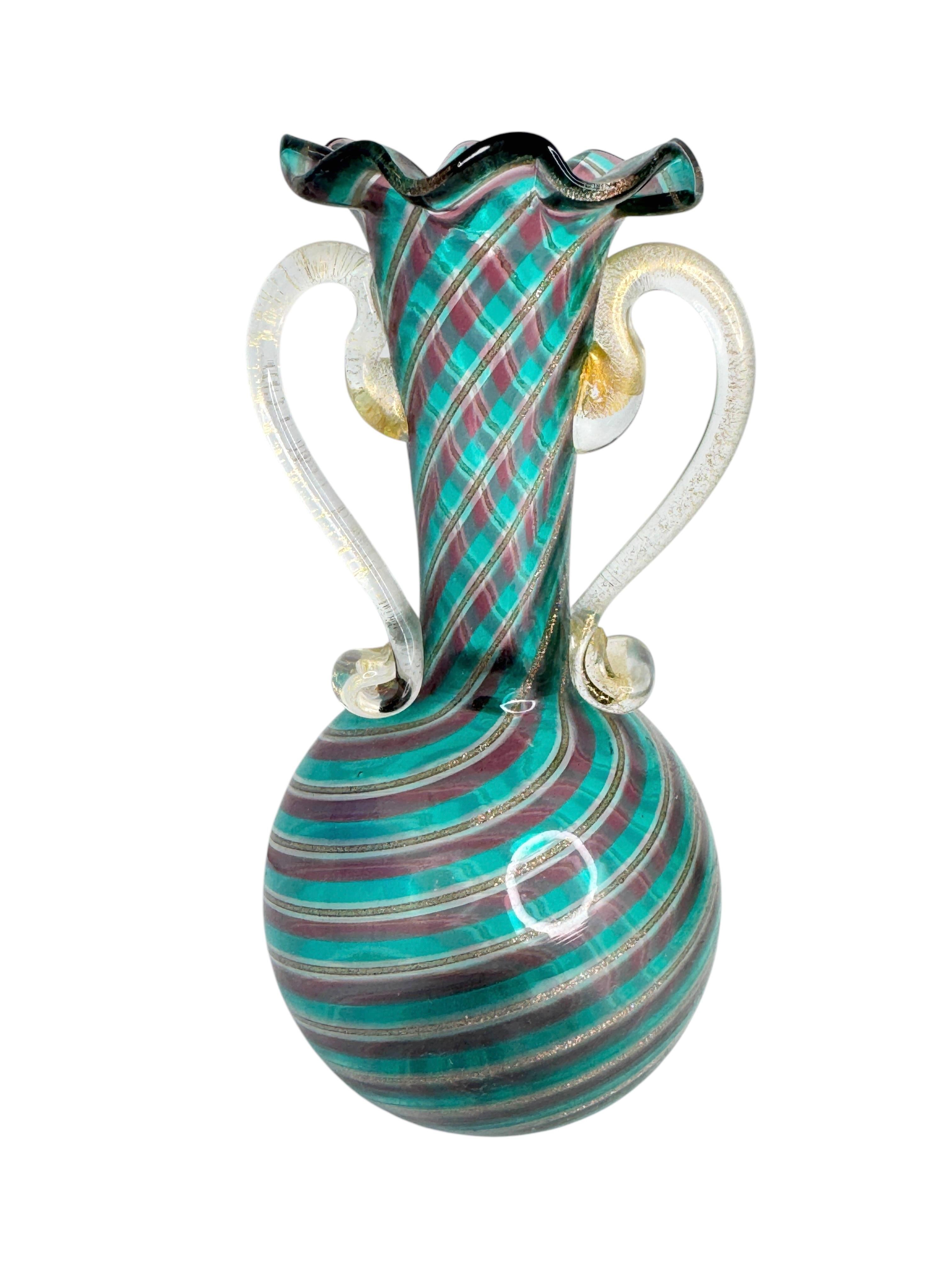 Vase urne à bourgeons néoclassique en verre d'art de Murano, Italie, années 1960 Bon état - En vente à Nuernberg, DE